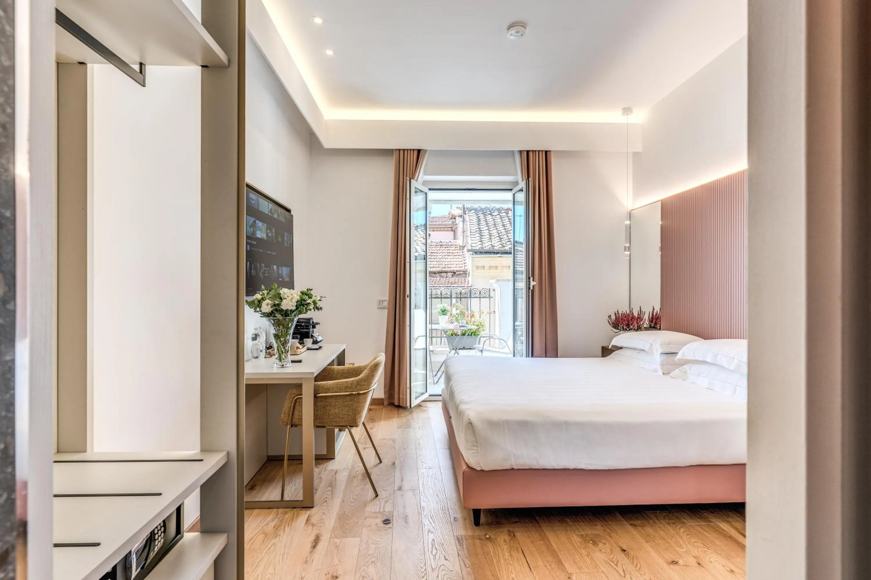 Photo of the whole room, Bed in Relais Trevi 95 Boutique Hotel