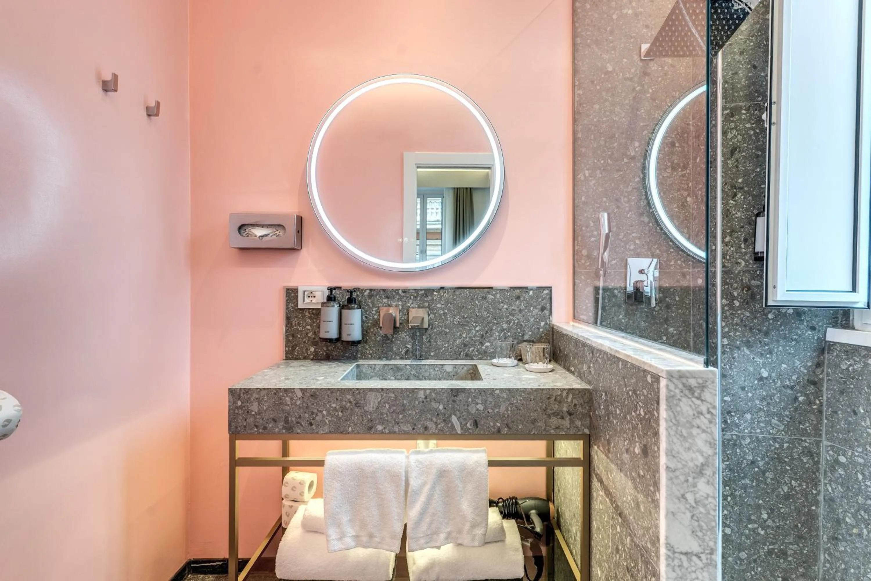Shower in Relais Trevi 95 Boutique Hotel