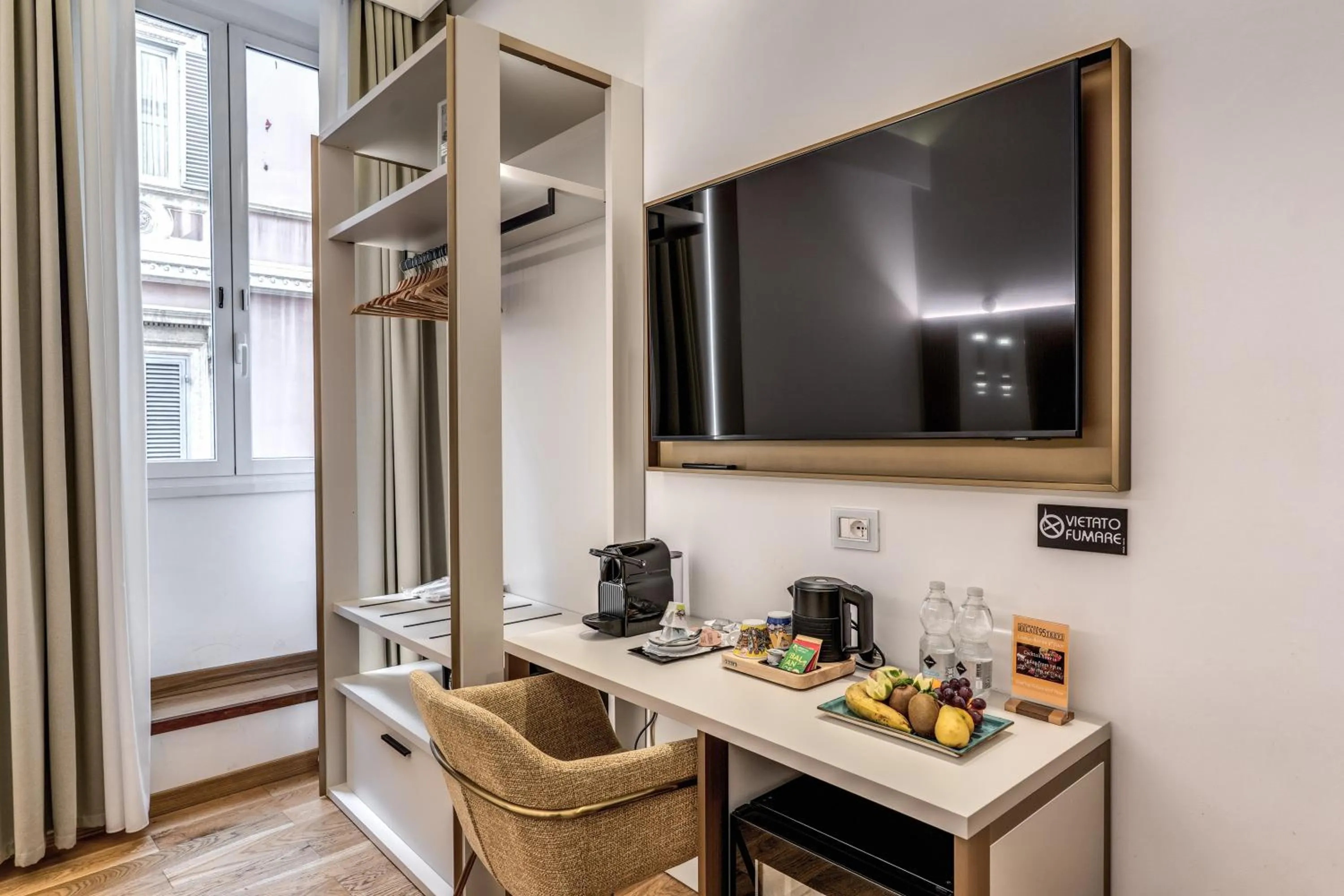 TV and multimedia in Relais Trevi 95 Boutique Hotel