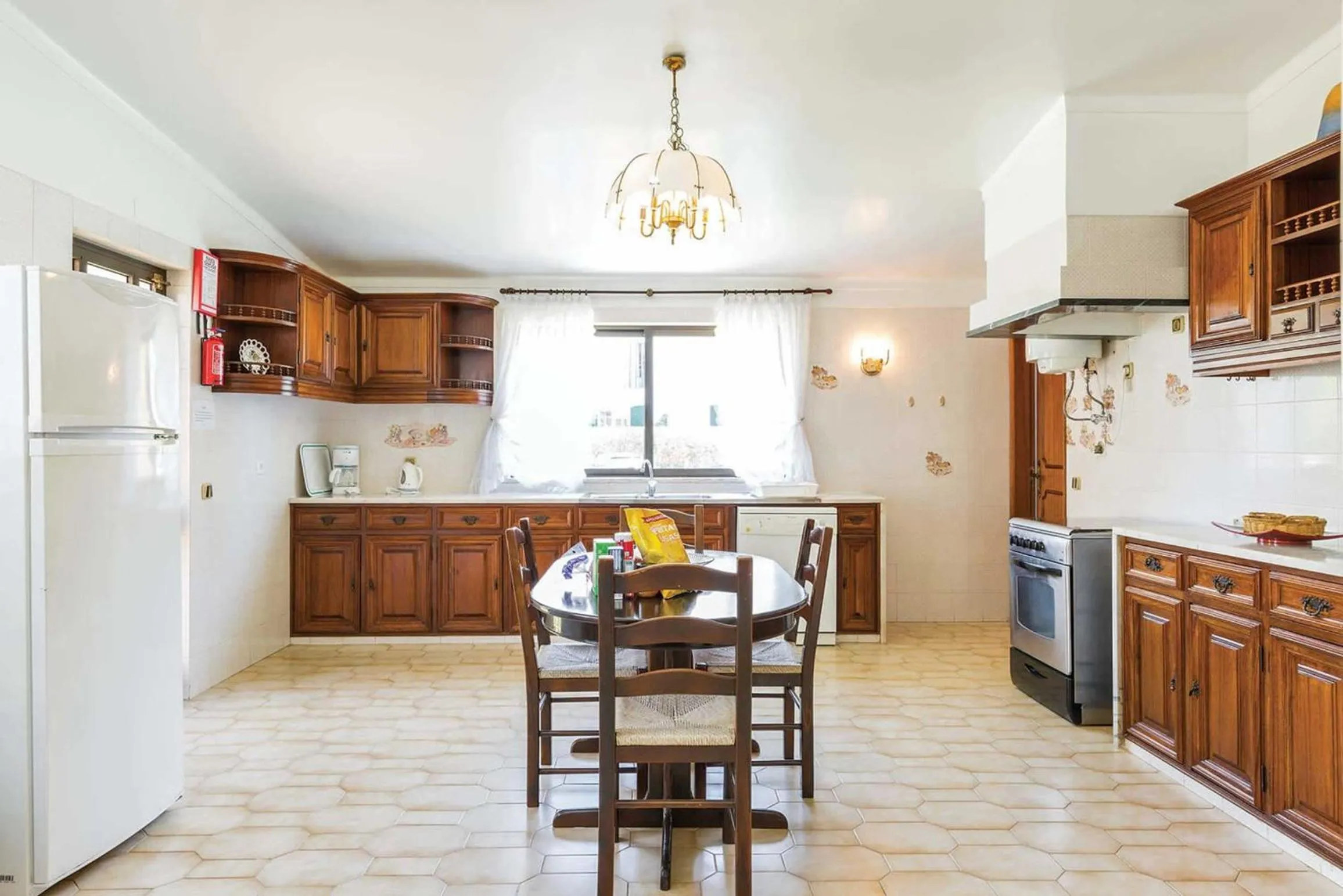 Restaurant/places to eat in Situated in a superb position, in The Old Village area