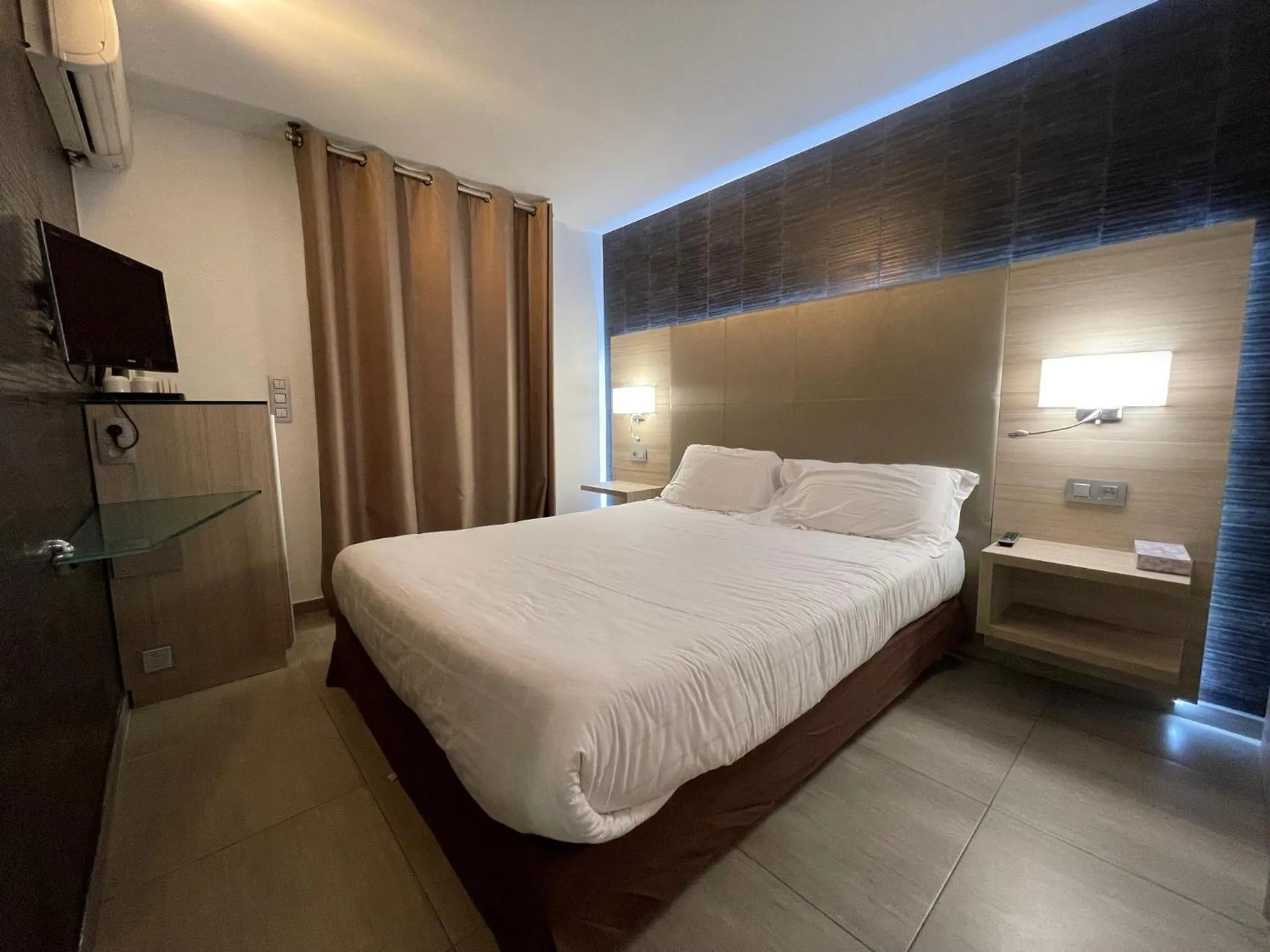 Bedroom, Bed in Hôtel L'Escale Coté Port