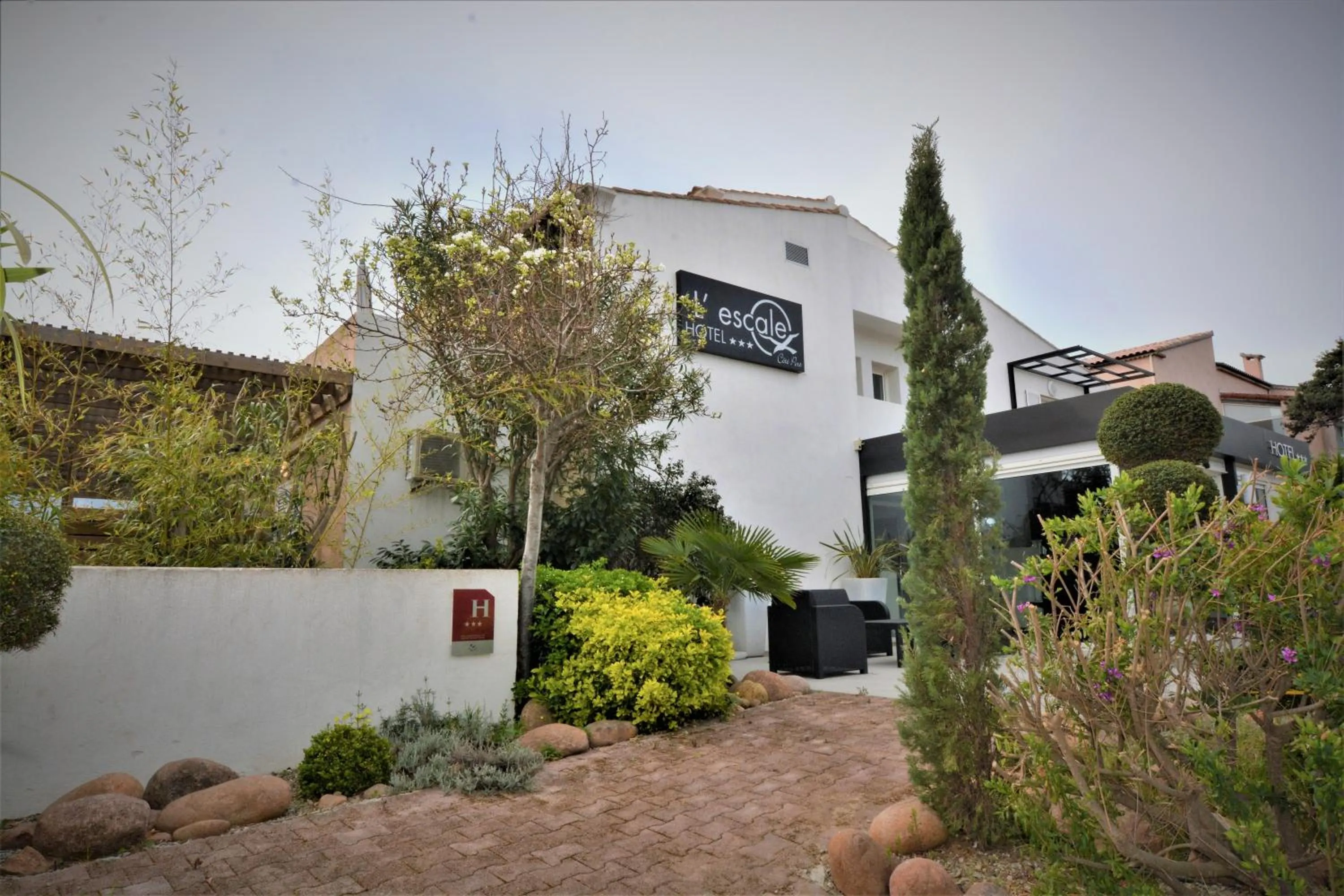 Facade/entrance in Hôtel L'Escale Coté Port