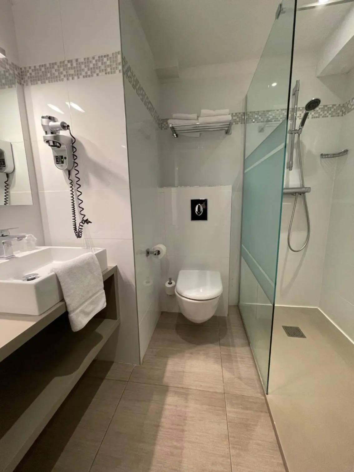 Bathroom in Hôtel L'Escale Coté Port