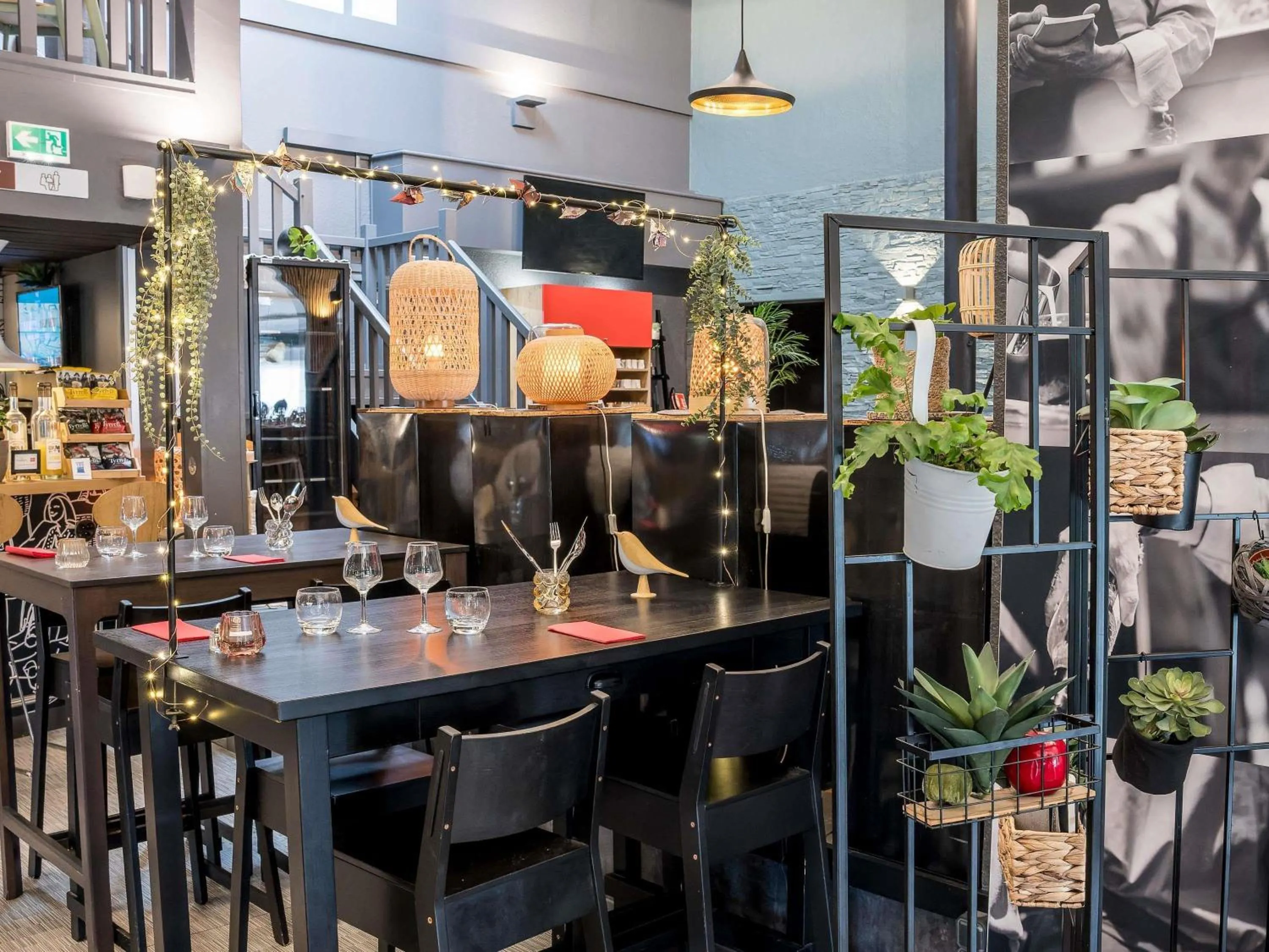 Lounge or bar in ibis Macon Sud Crêches