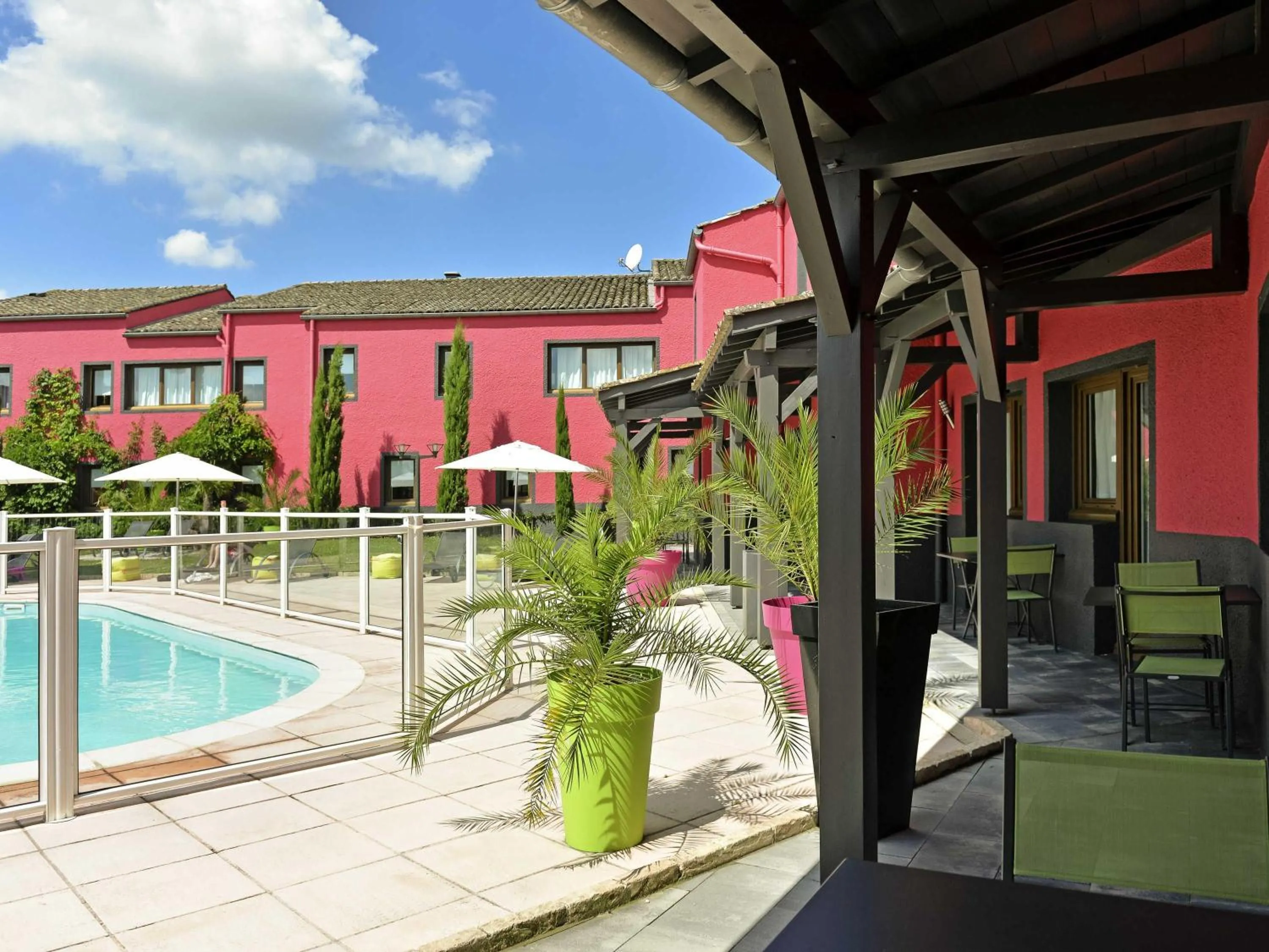 Pool view in ibis Macon Sud Crêches