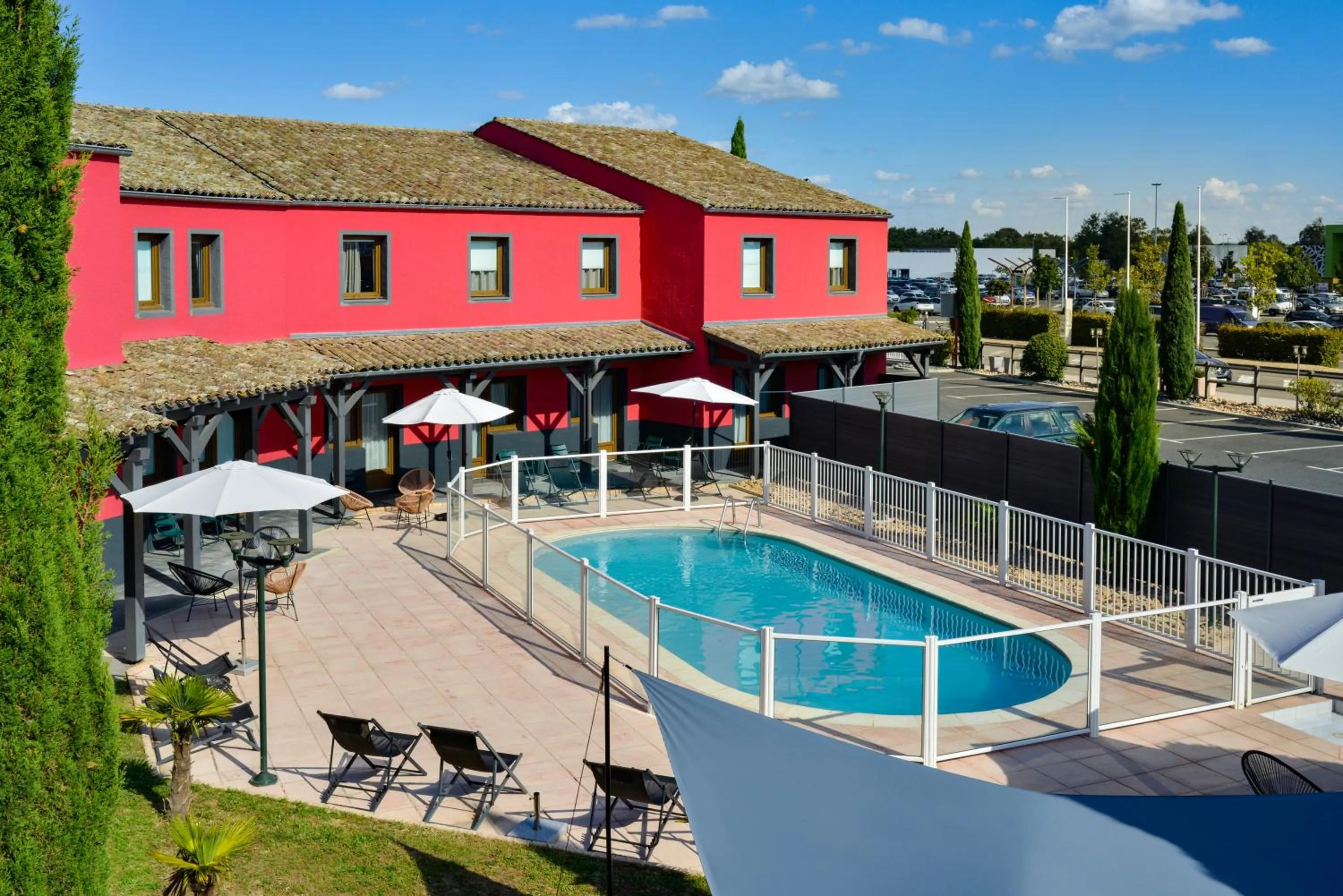 Swimming pool in ibis Macon Sud Crêches