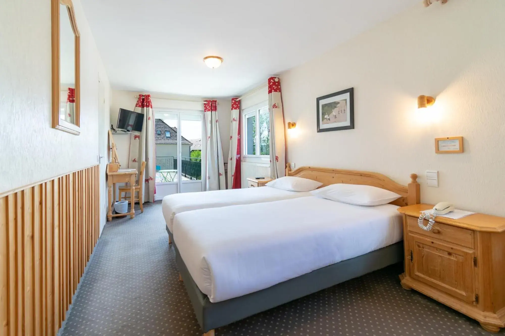 Twin Room with Balcony or Terrace in Hôtel de la Poste Twin Room with Balcony or Terrace in Hôtel de la Poste