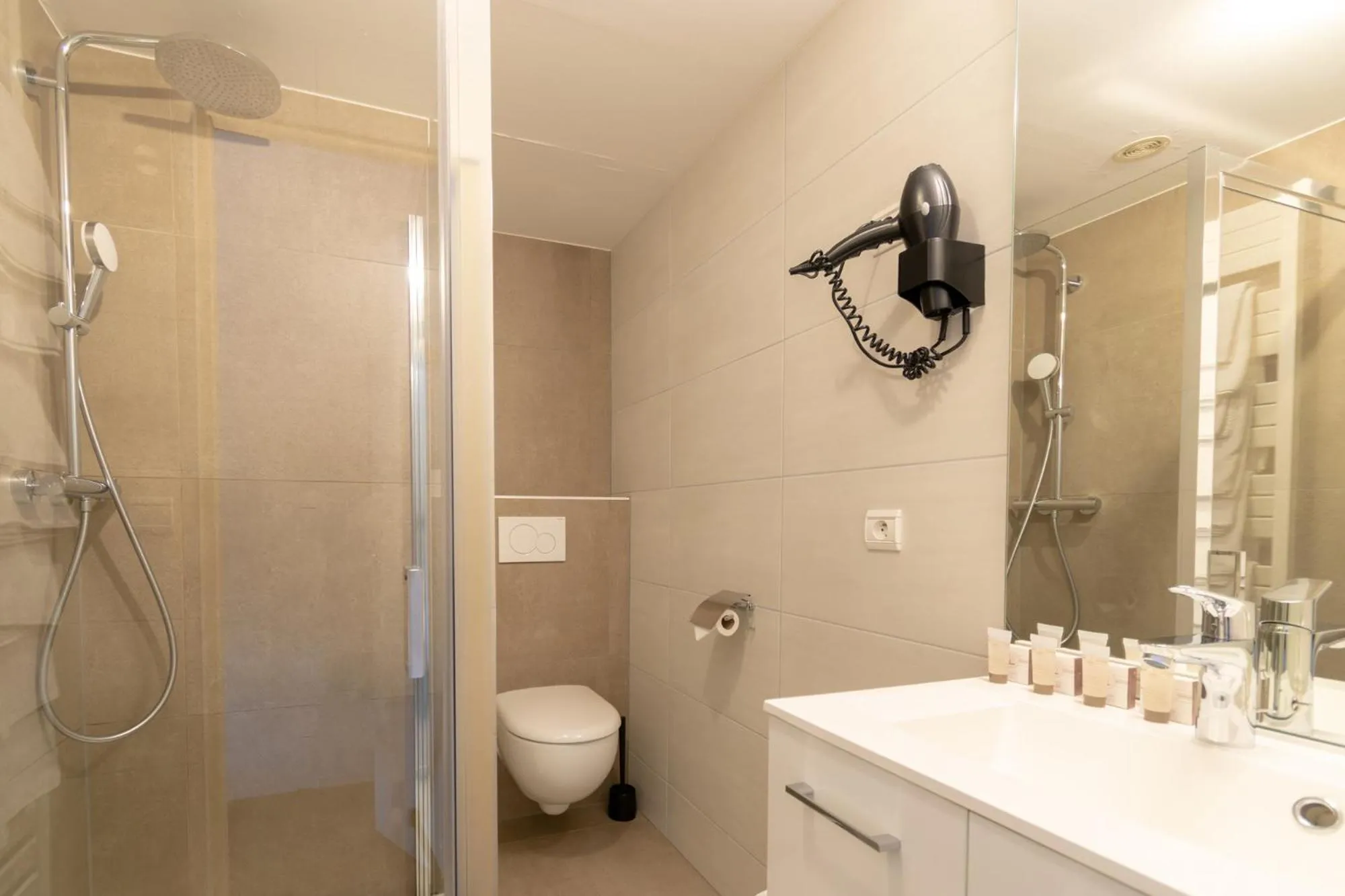 Shower in Hôtel de la Poste