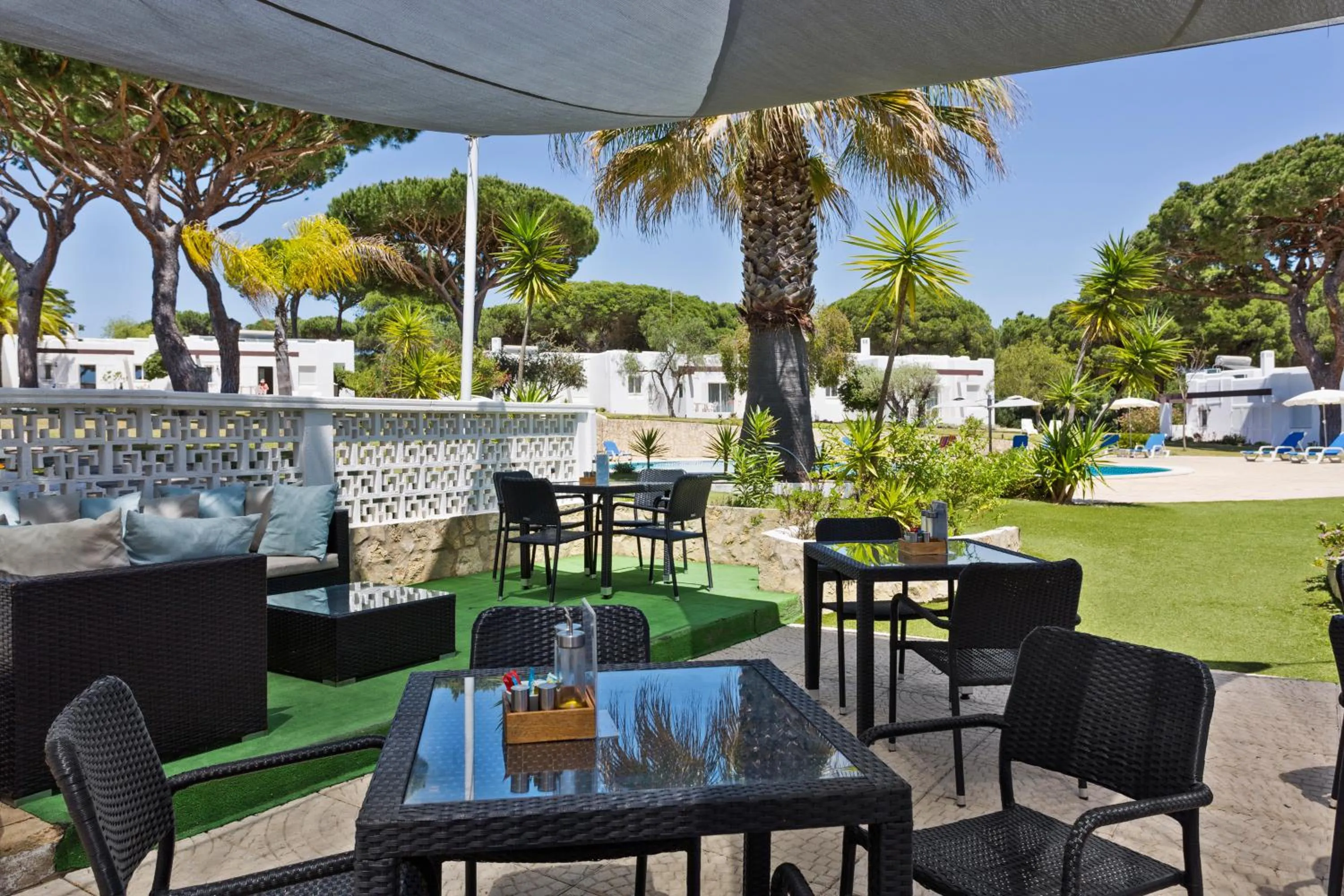 Restaurant/places to eat in Prado Villas