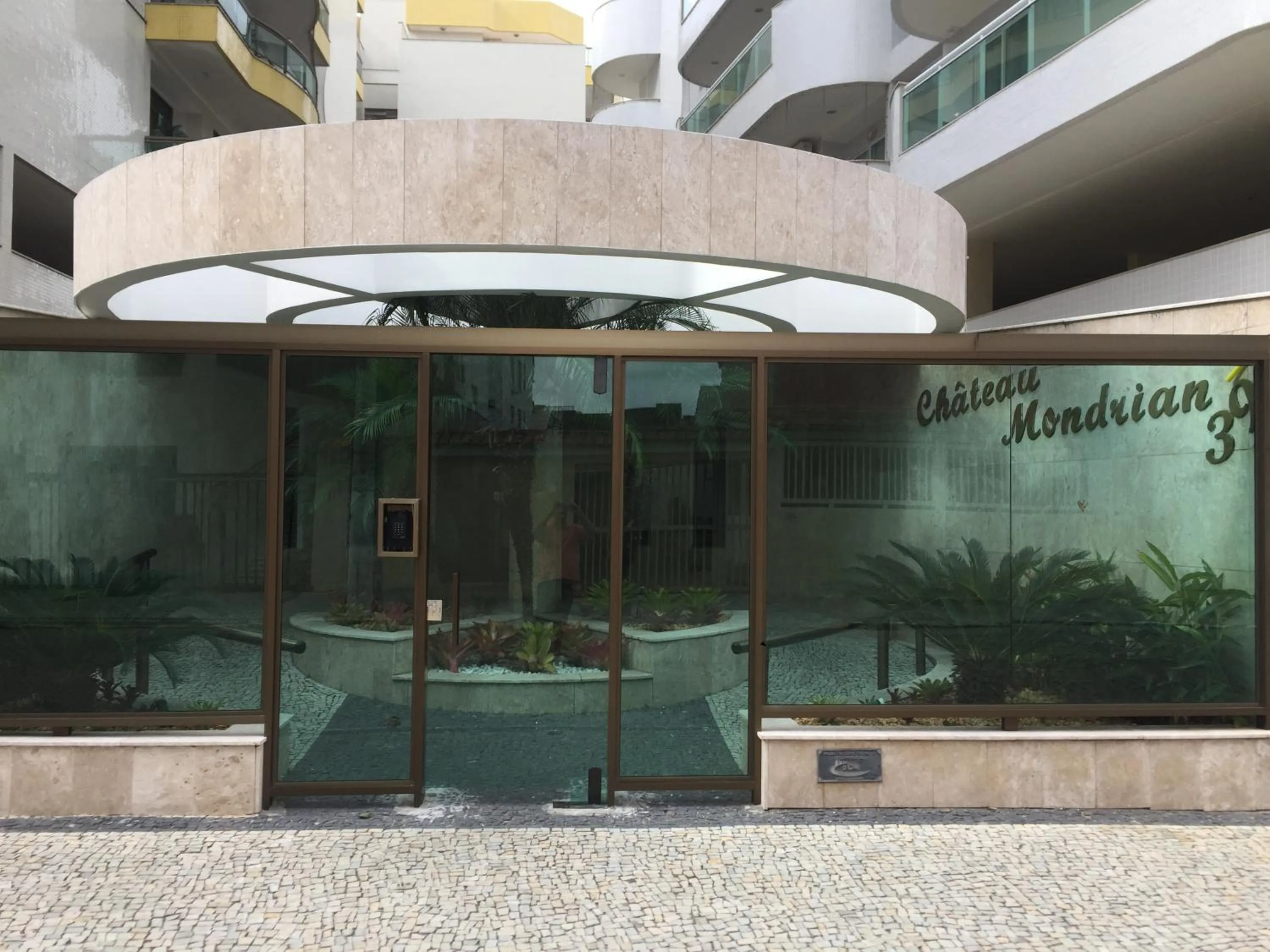 Property building in Condominio Chateau Mondrian