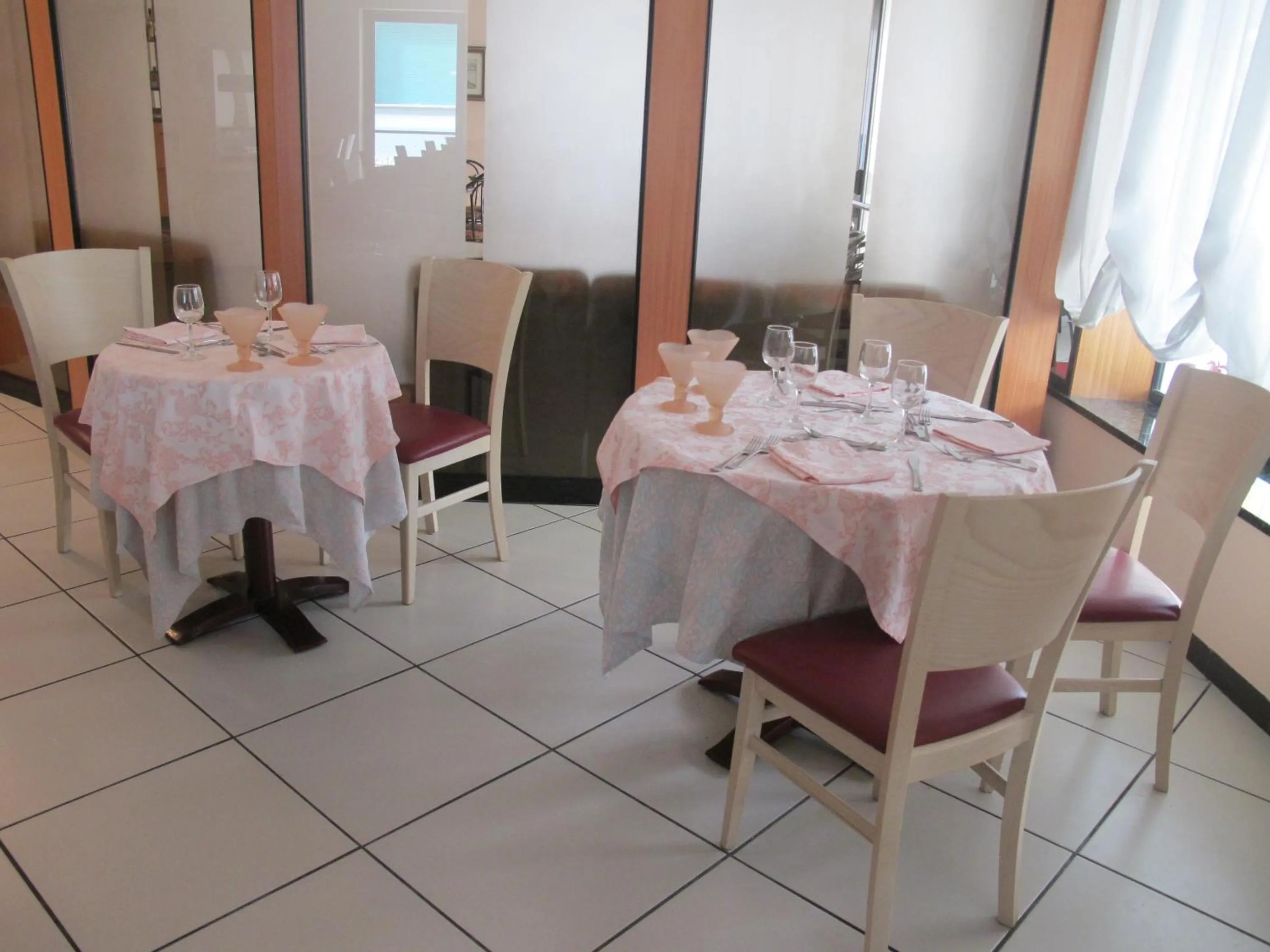 Restaurant/places to eat in Hotel Basilea