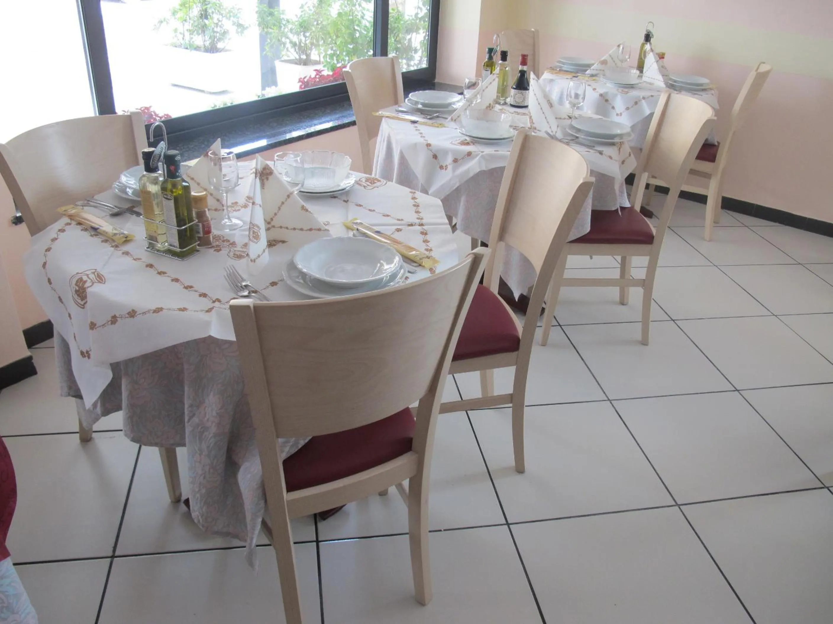 Restaurant/places to eat in Hotel Basilea