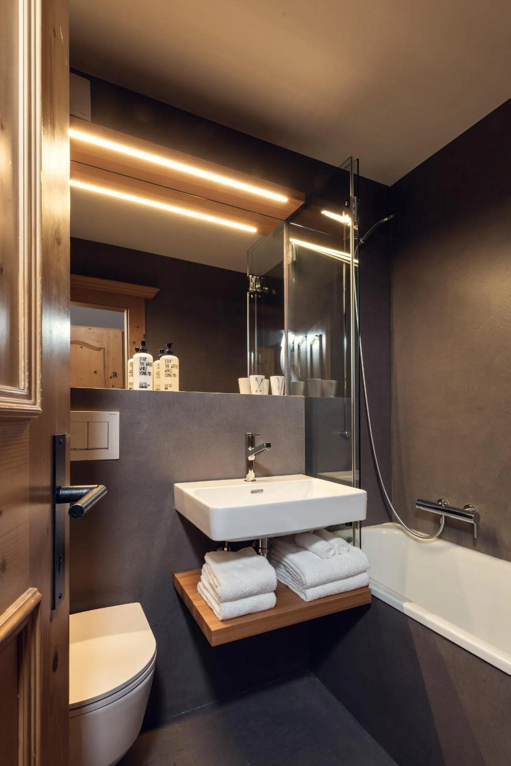 Photo of the whole room in Conrad's Mountain Lodge