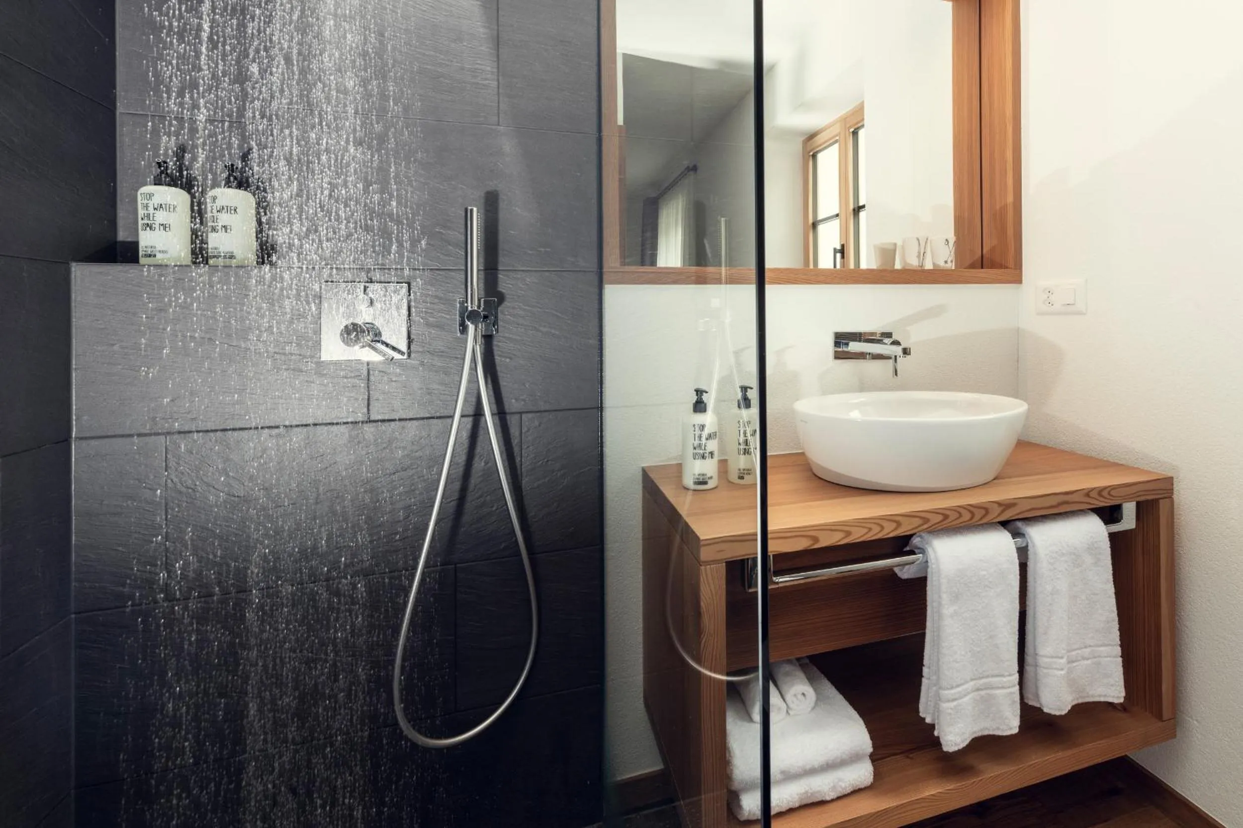 Photo of the whole room in Conrad's Mountain Lodge