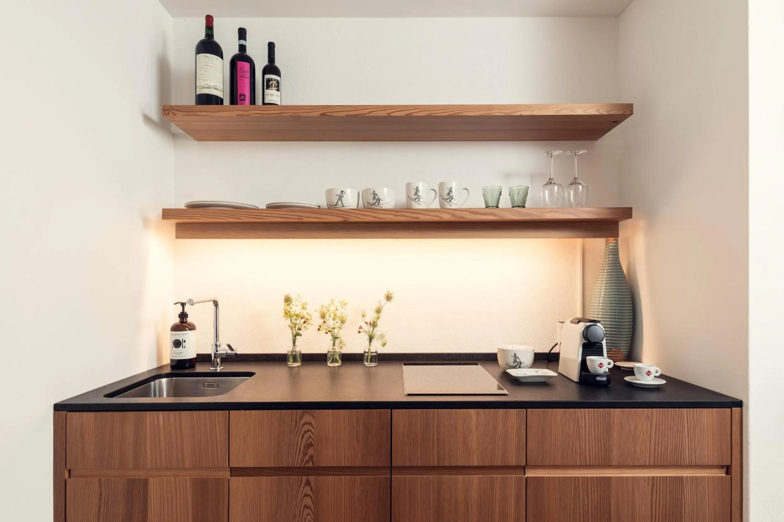 Photo of the whole room in Conrad's Mountain Lodge