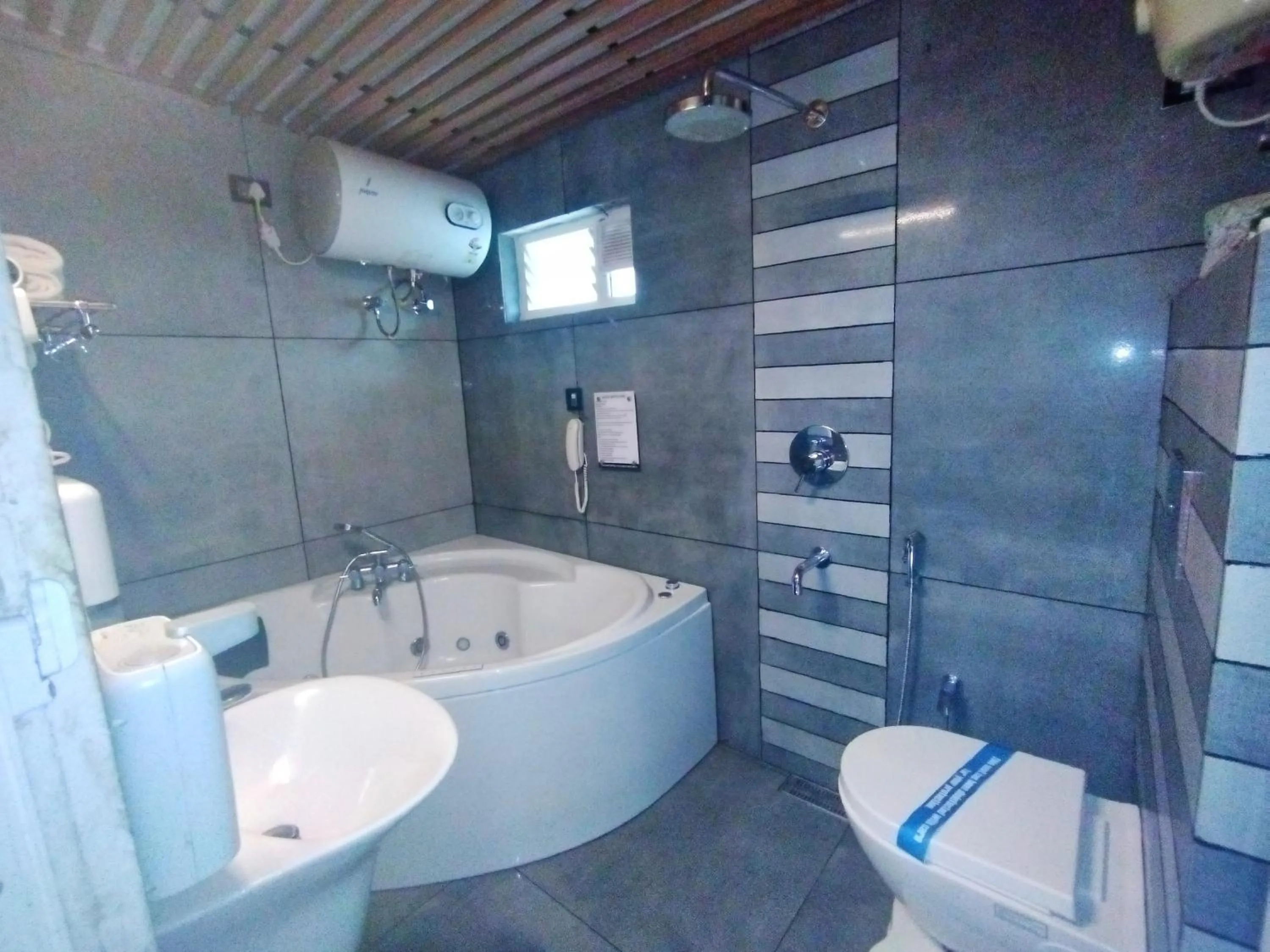 Shower in La Niebla Farm Resort