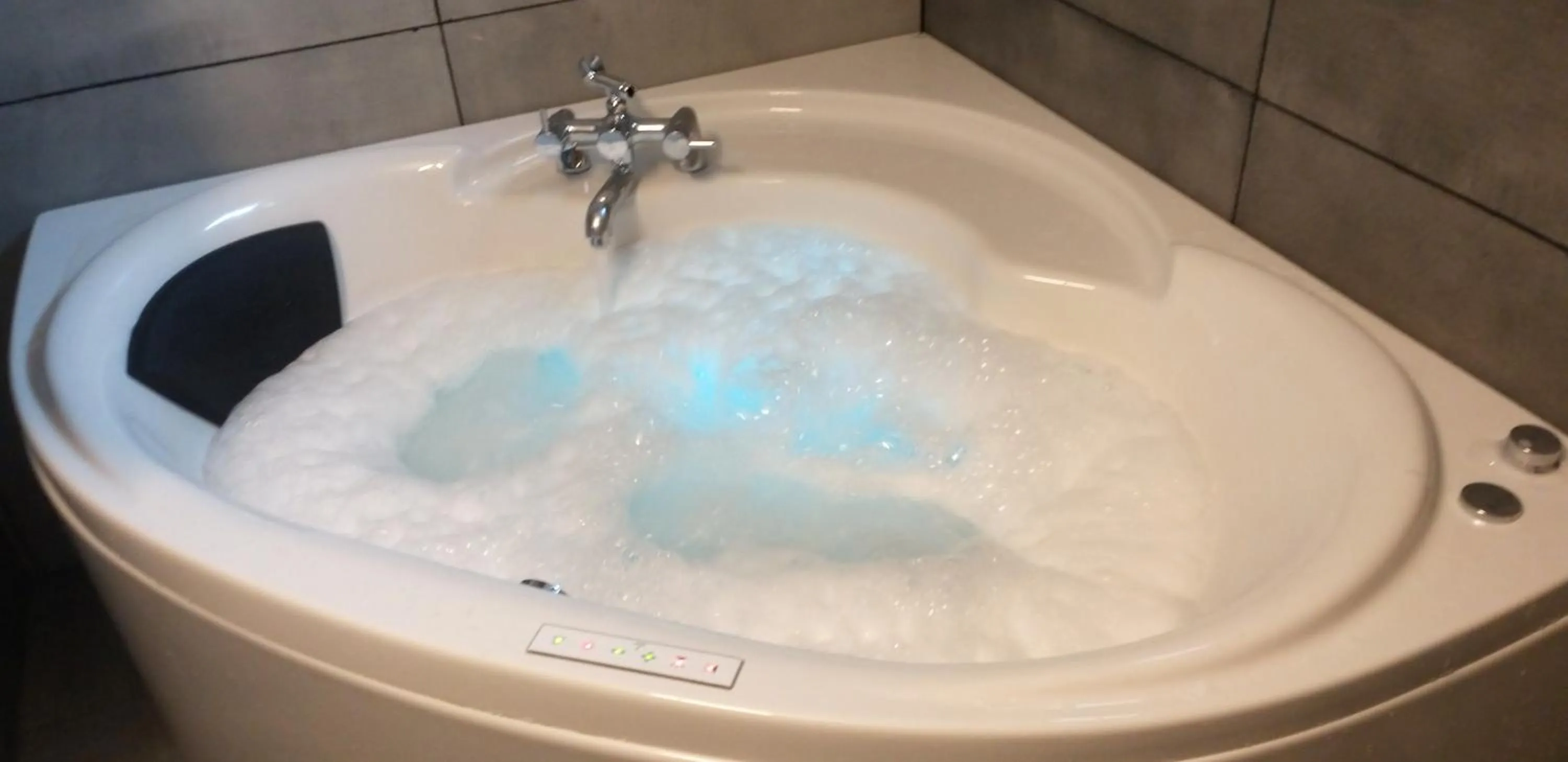 Hot Tub in La Niebla Farm Resort