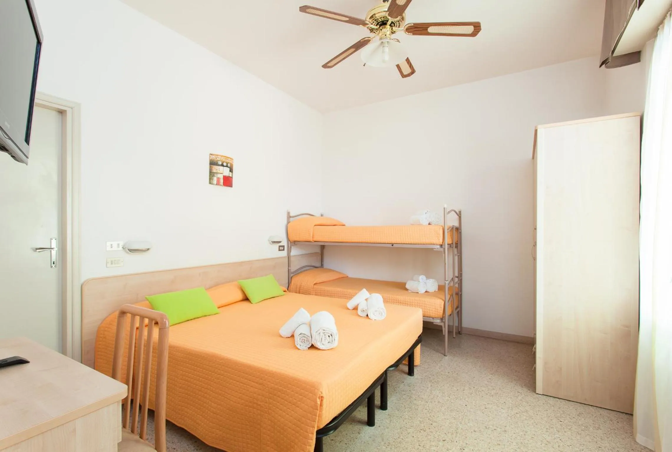 Photo of the whole room, Bed in Hotel Niagara