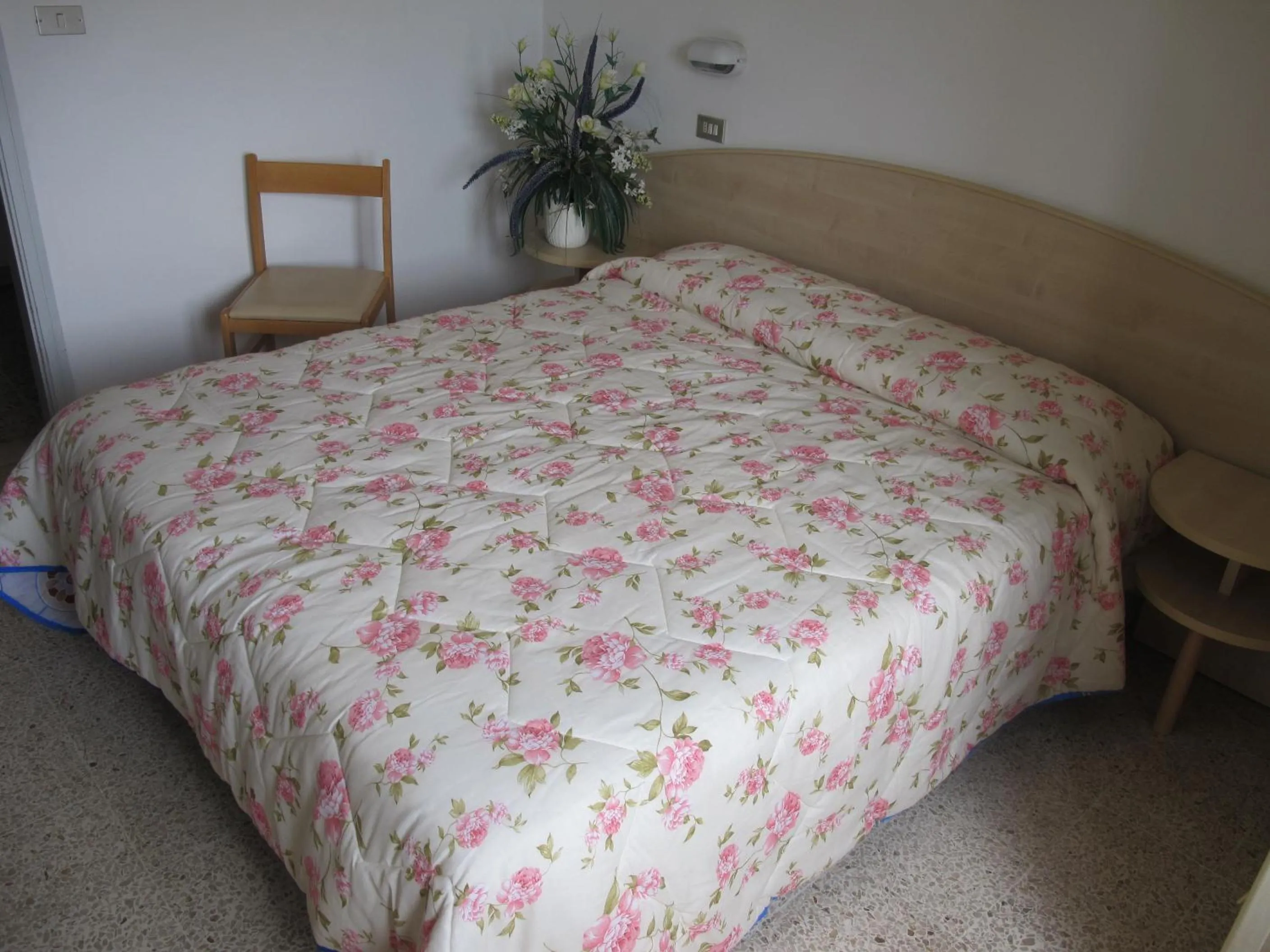 Photo of the whole room, Bed in Hotel Niagara