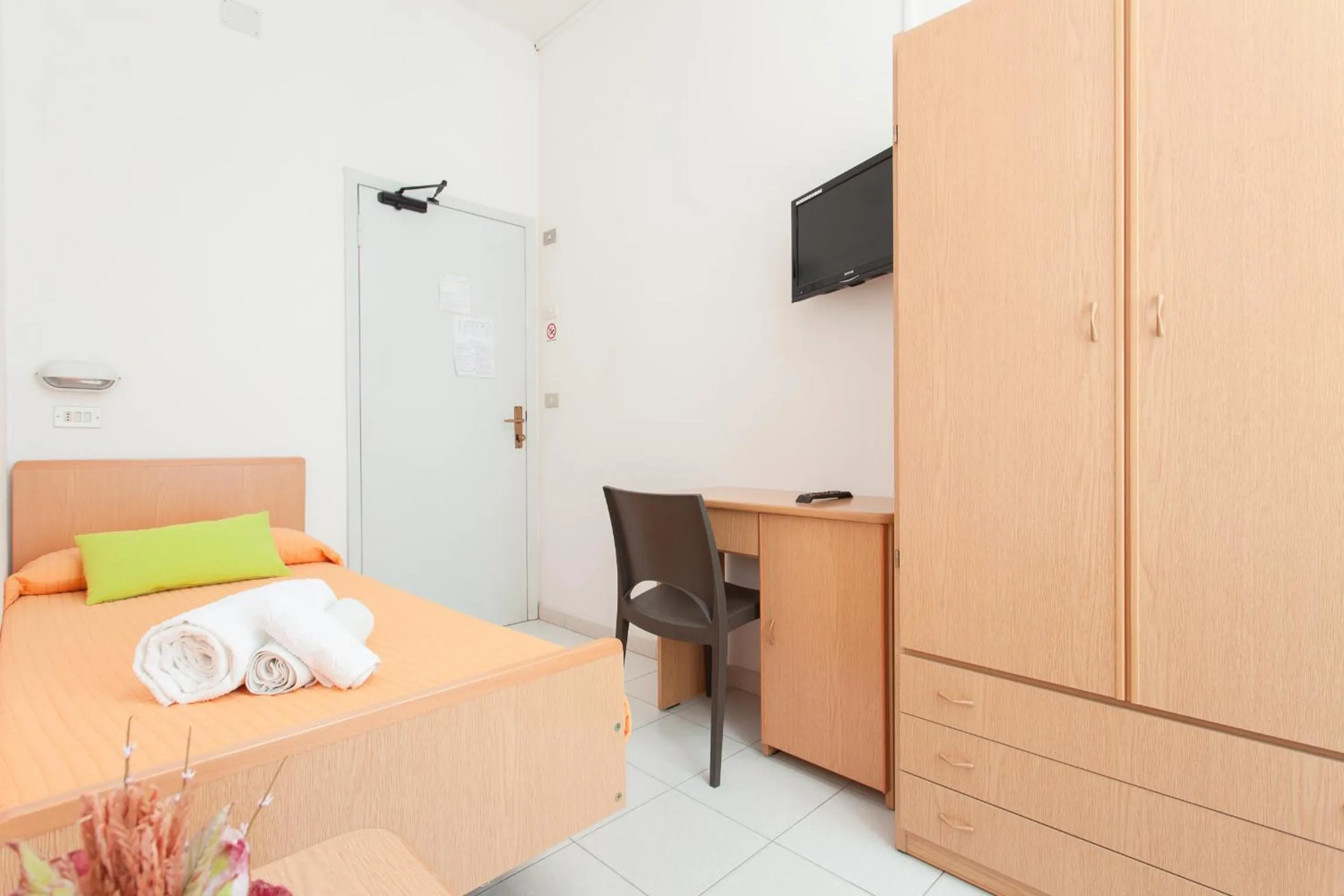 Photo of the whole room, Bed in Hotel Niagara