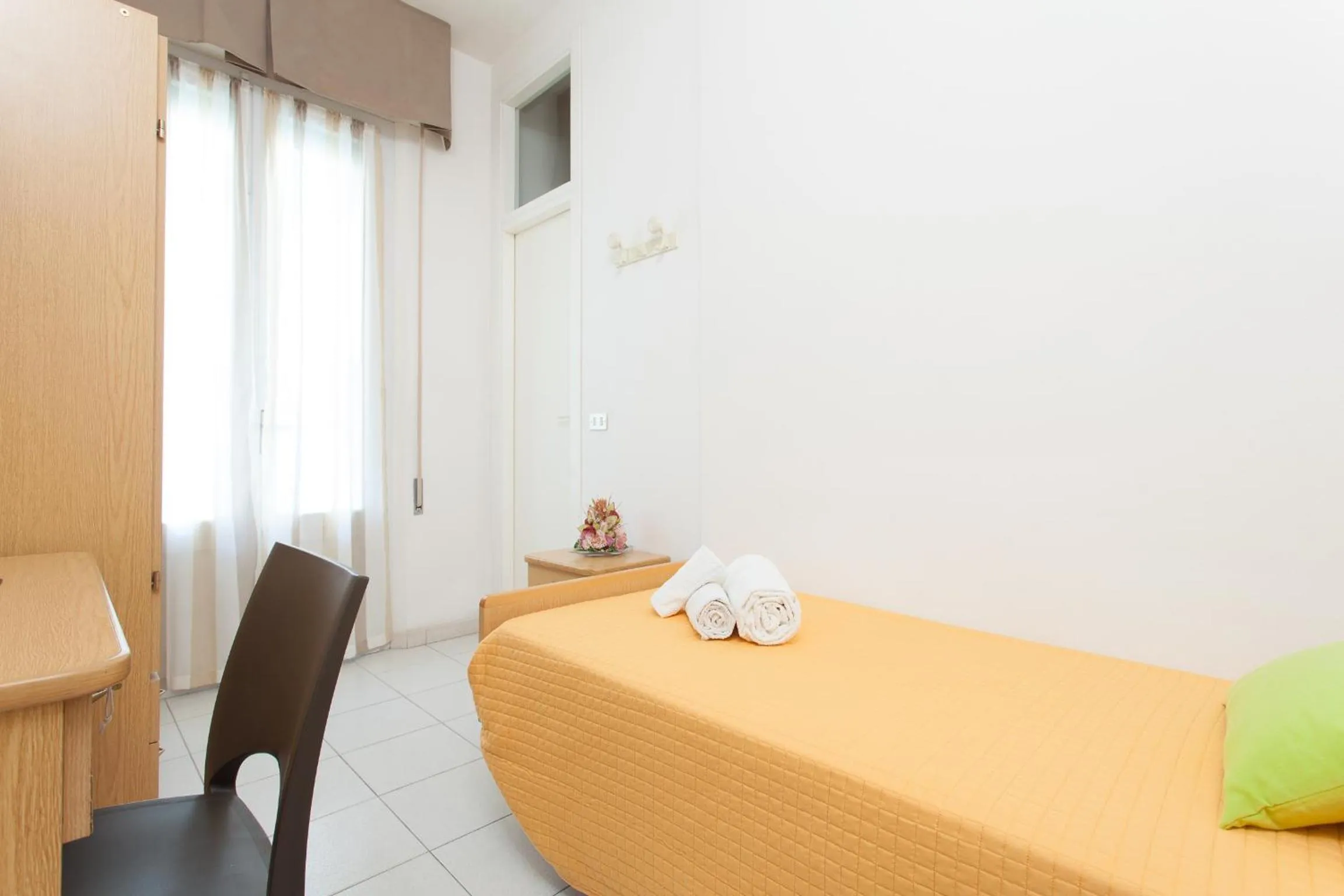 Photo of the whole room, Bed in Hotel Niagara