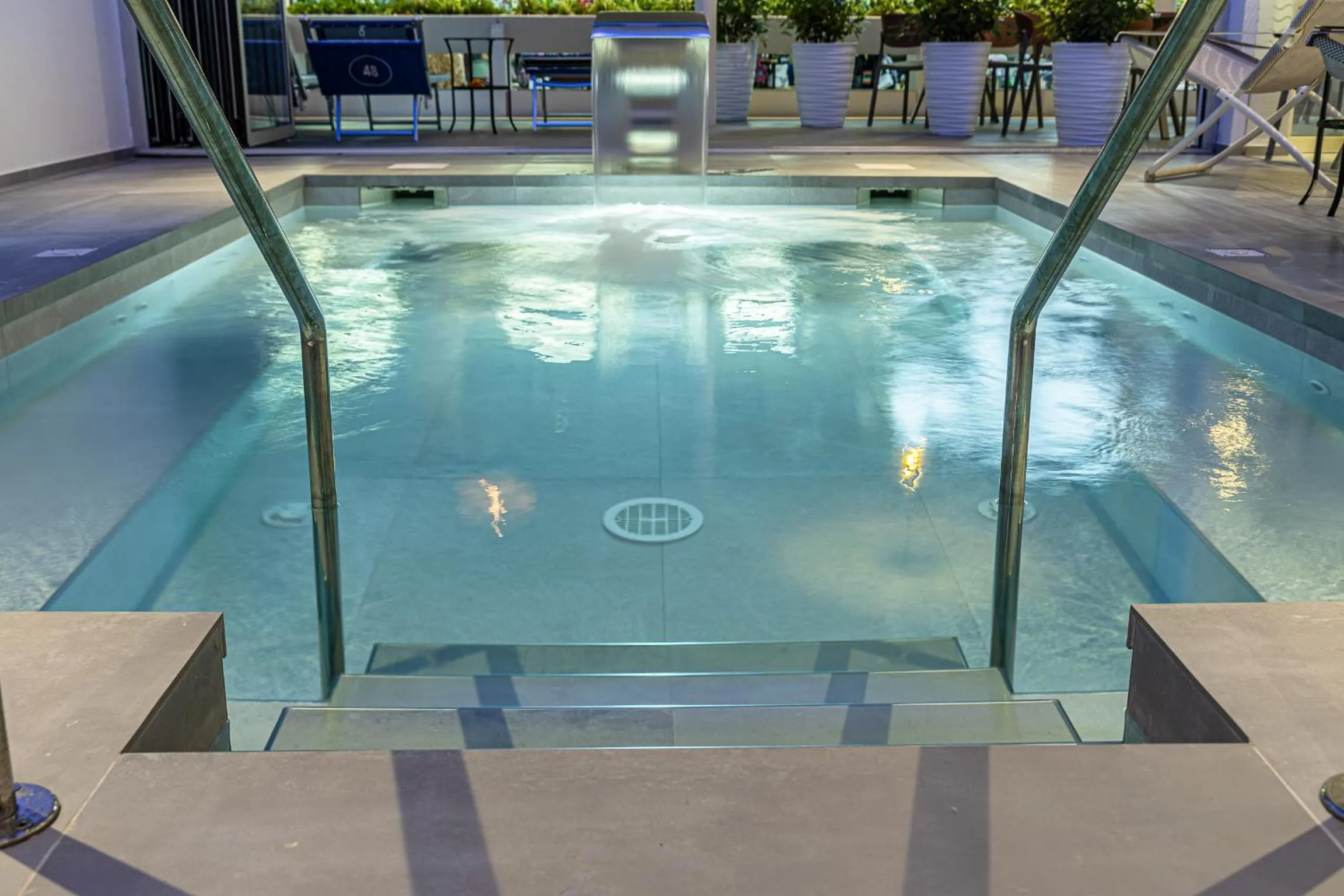 Pool view in Hotel Niagara