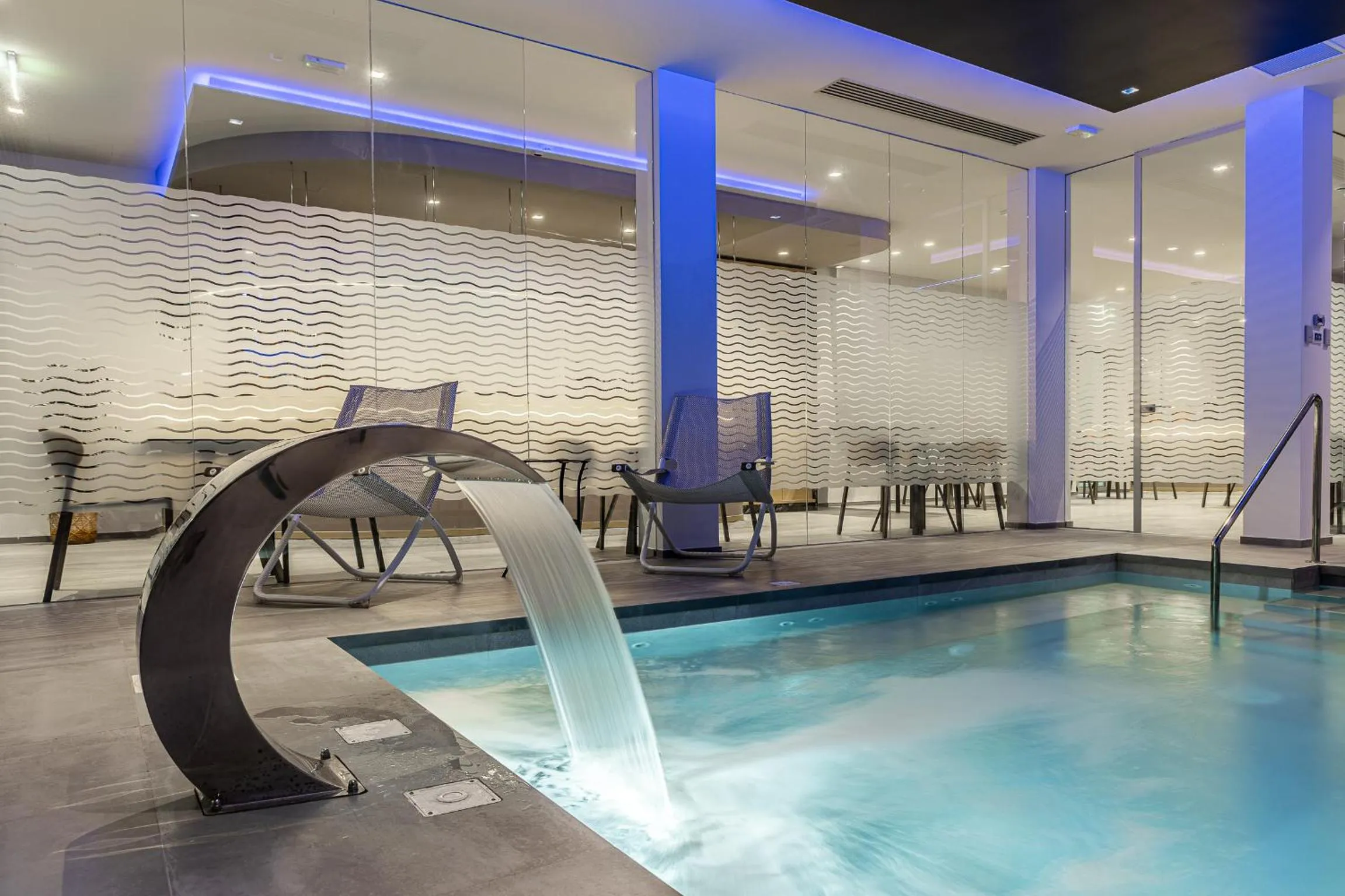 Pool view in Hotel Niagara