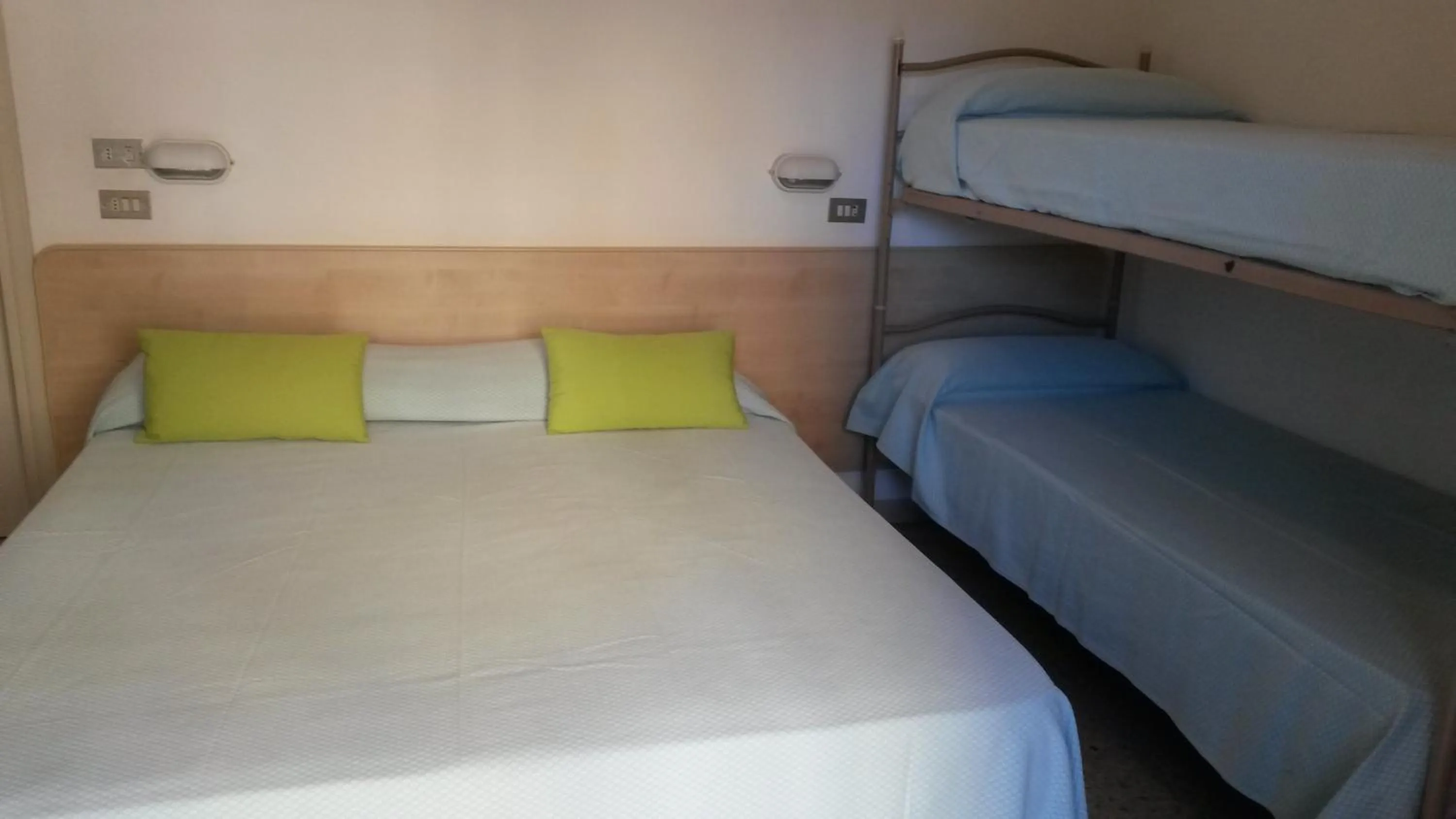 bunk bed, Bed in Hotel Niagara