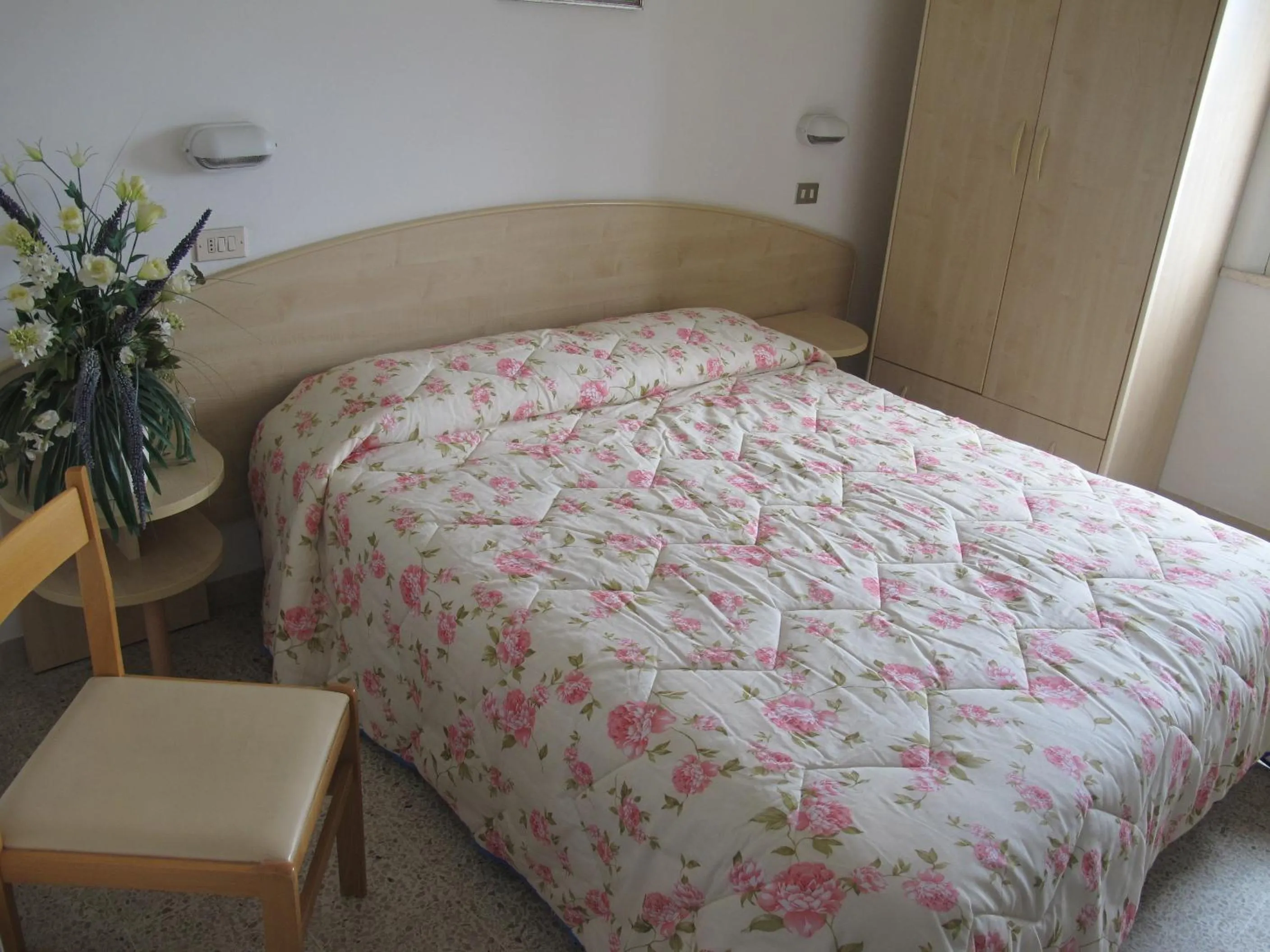 Photo of the whole room, Bed in Hotel Niagara