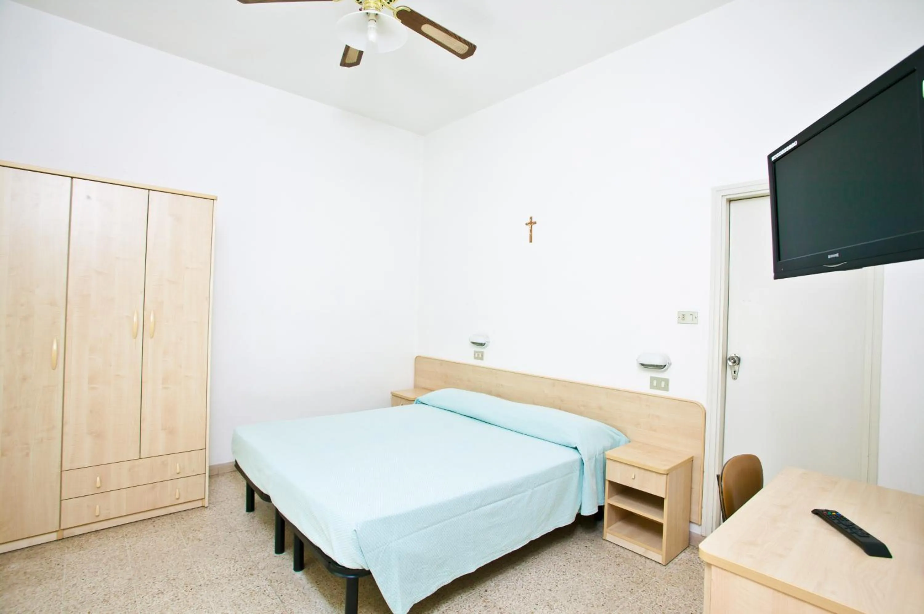 Photo of the whole room, Bed in Hotel Niagara