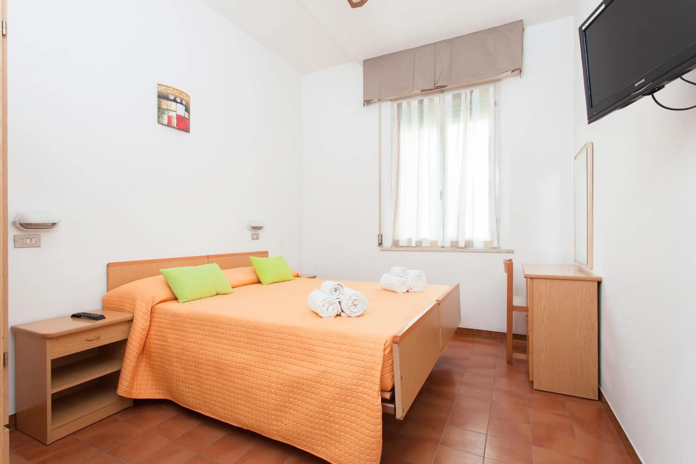 Photo of the whole room, Bed in Hotel Niagara