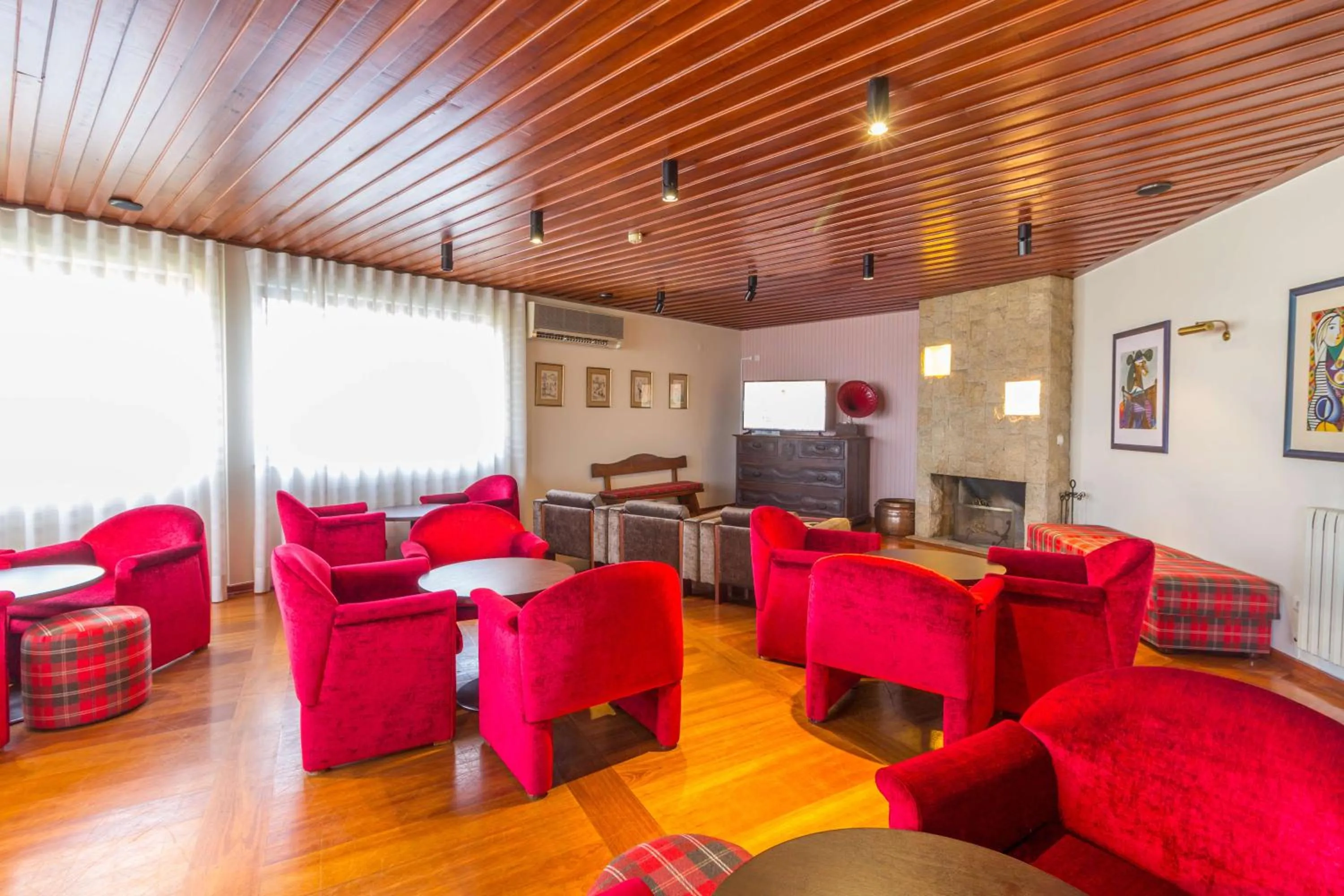 Communal lounge/ TV room in Hotel Eurosol Seia Camelo