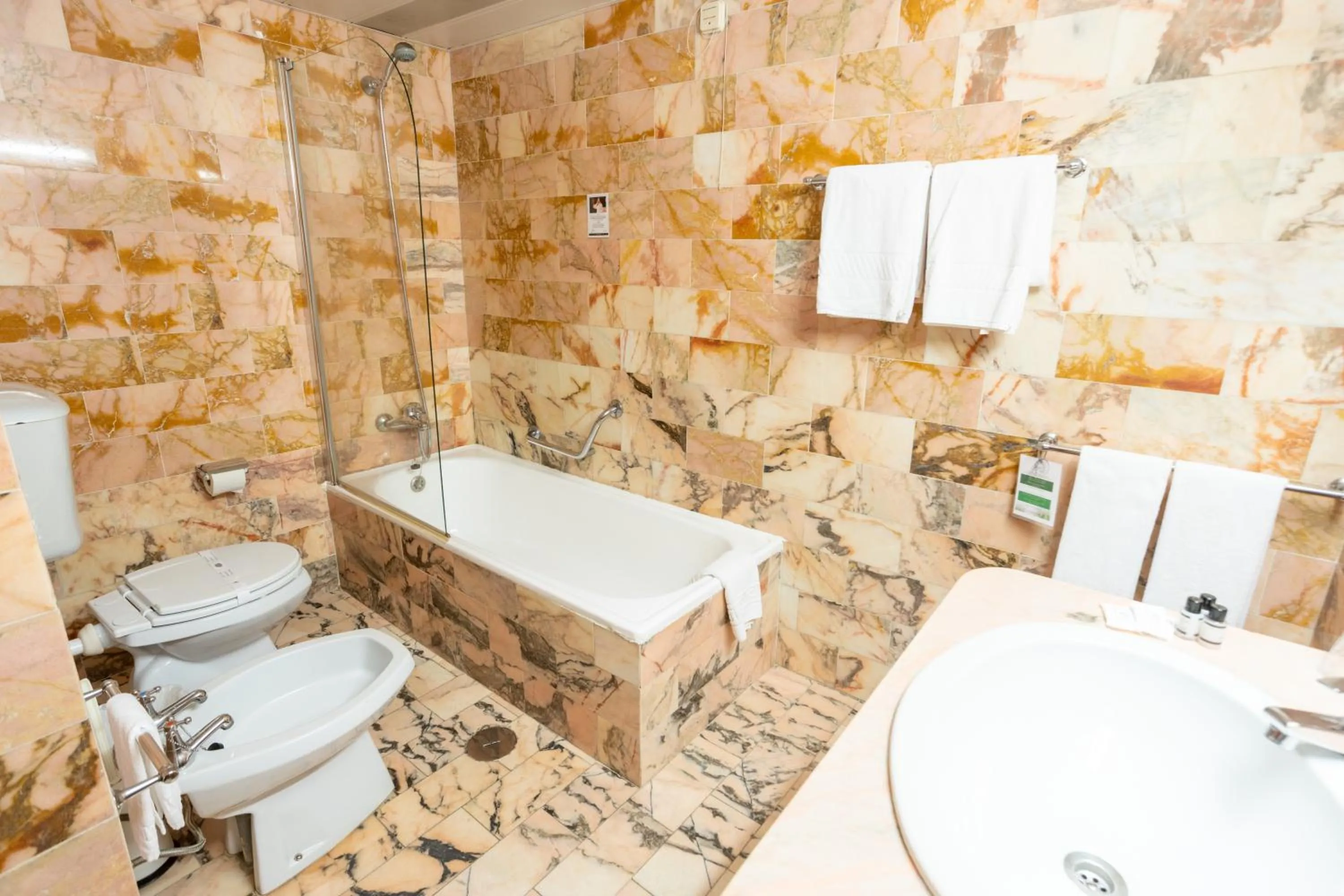 Shower in Hotel Eurosol Seia Camelo