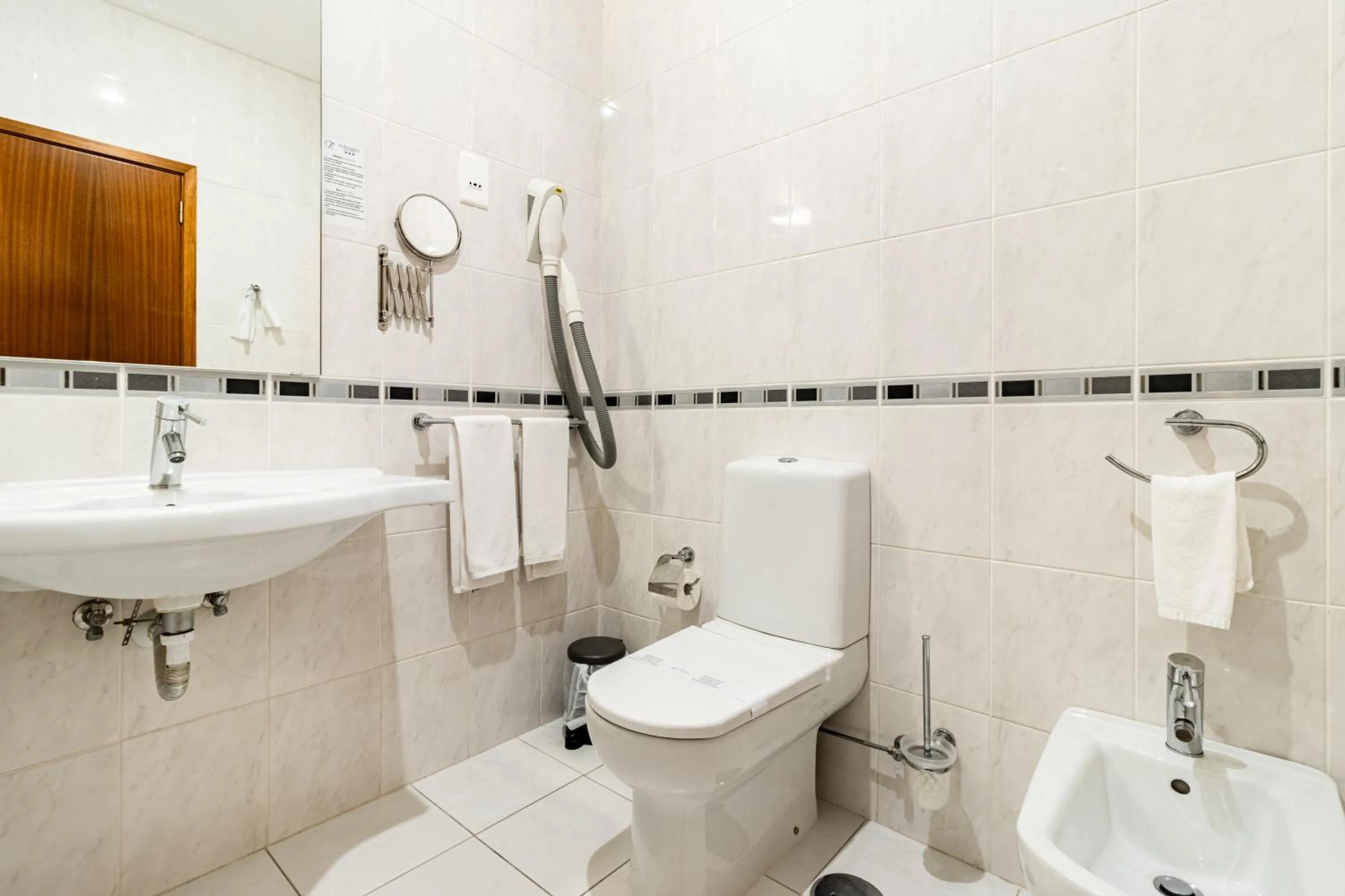 Shower in Hotel La Fontaine