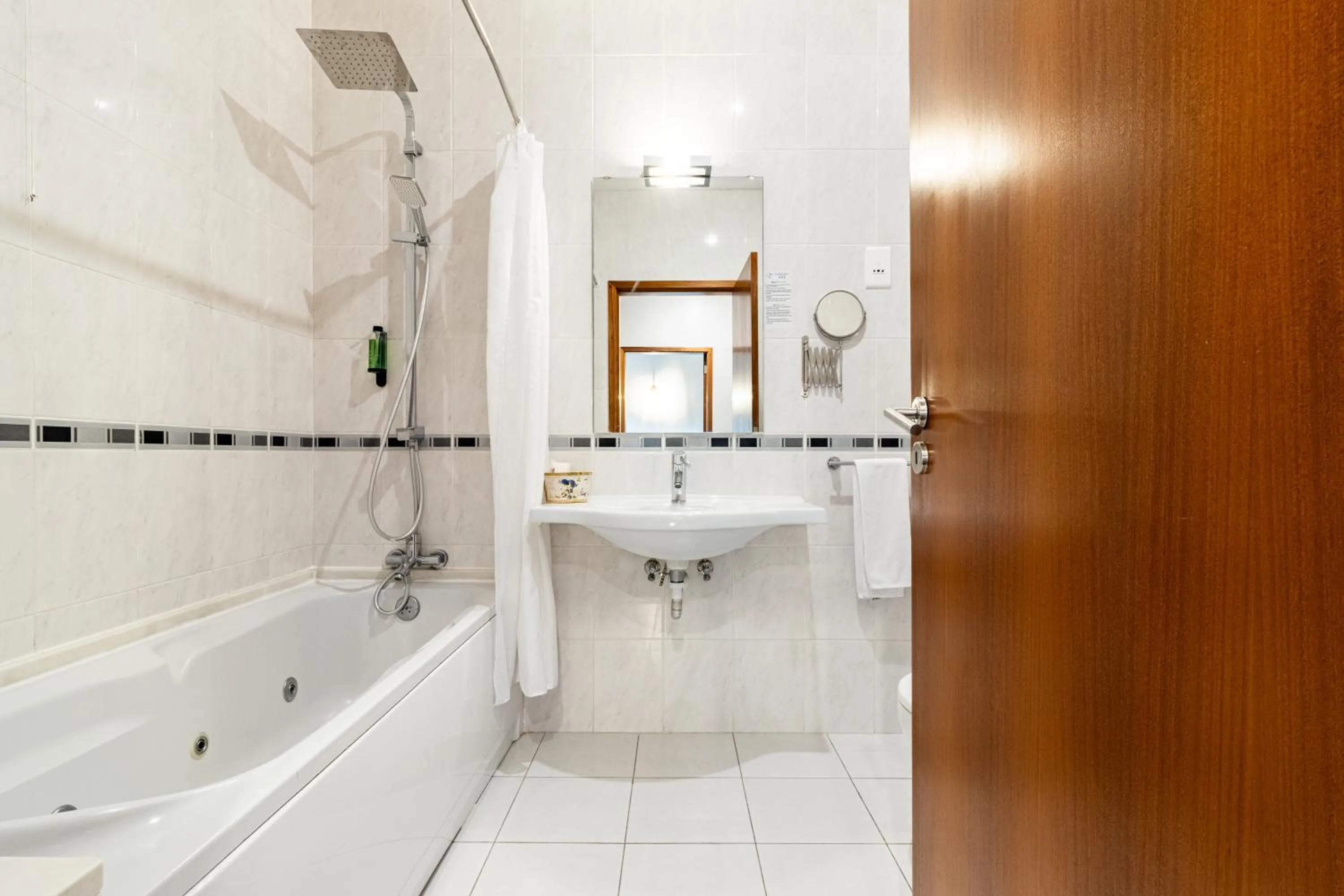 Shower in Hotel La Fontaine