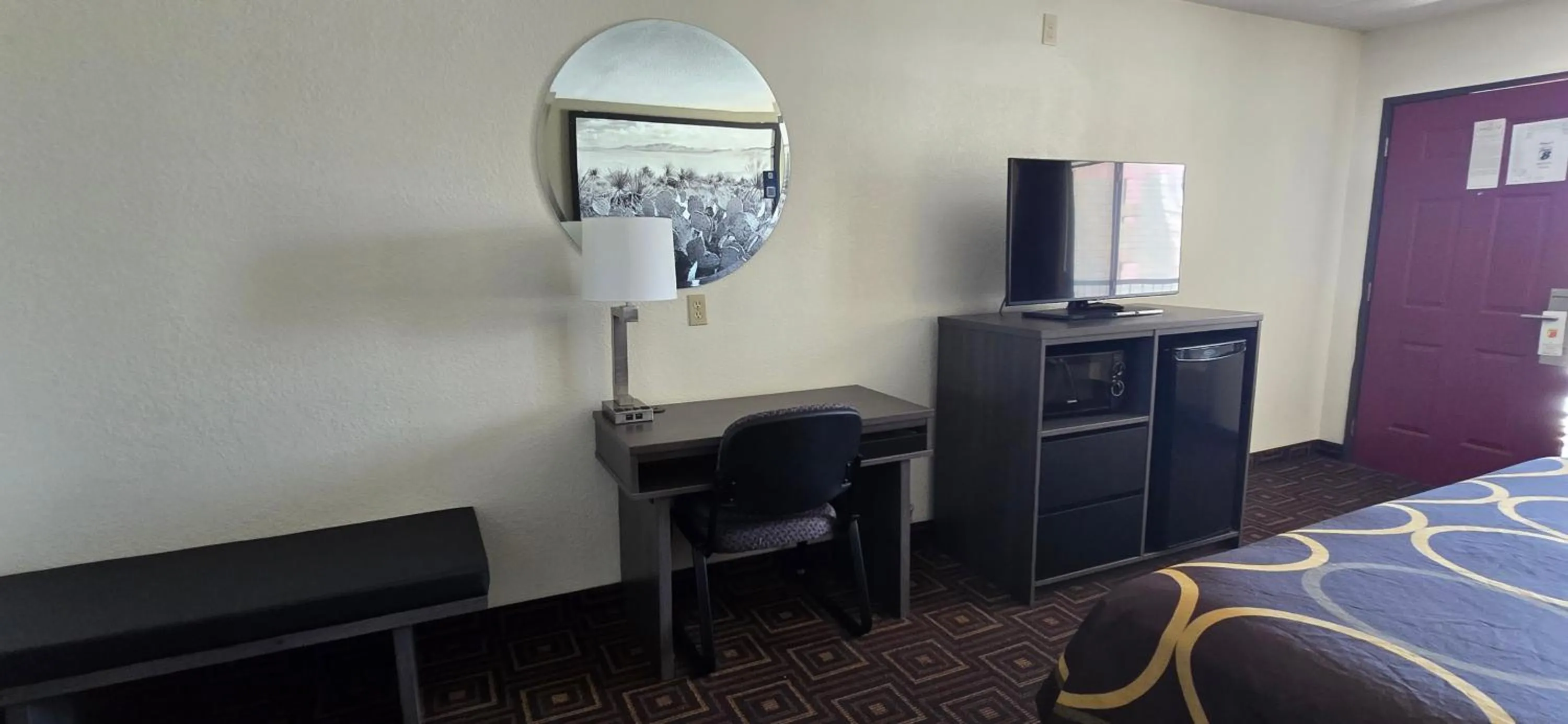 Photo of the whole room, Bed in Super 8 by Wyndham Seguin