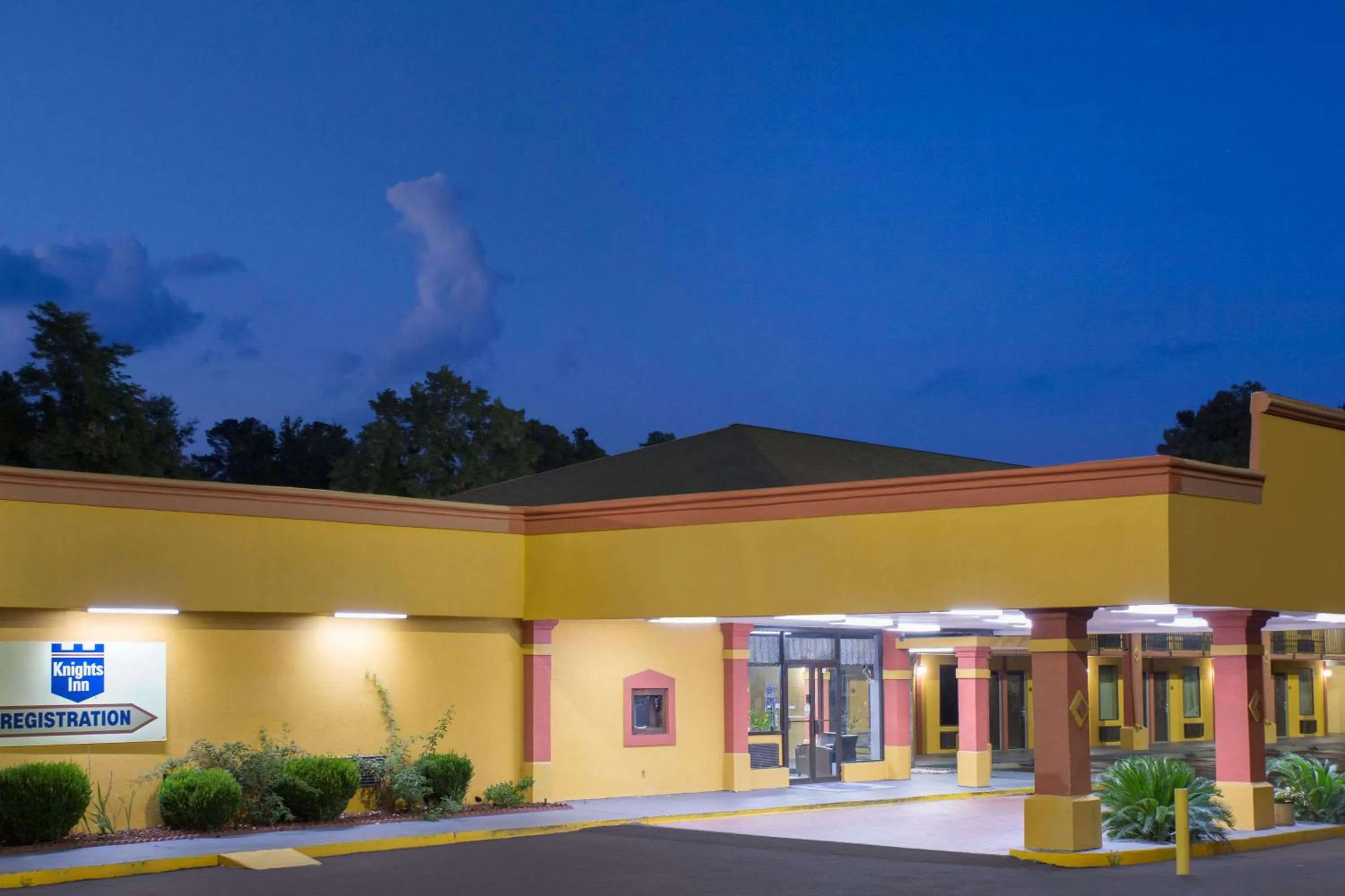 Property building in Knights Inn Aiken