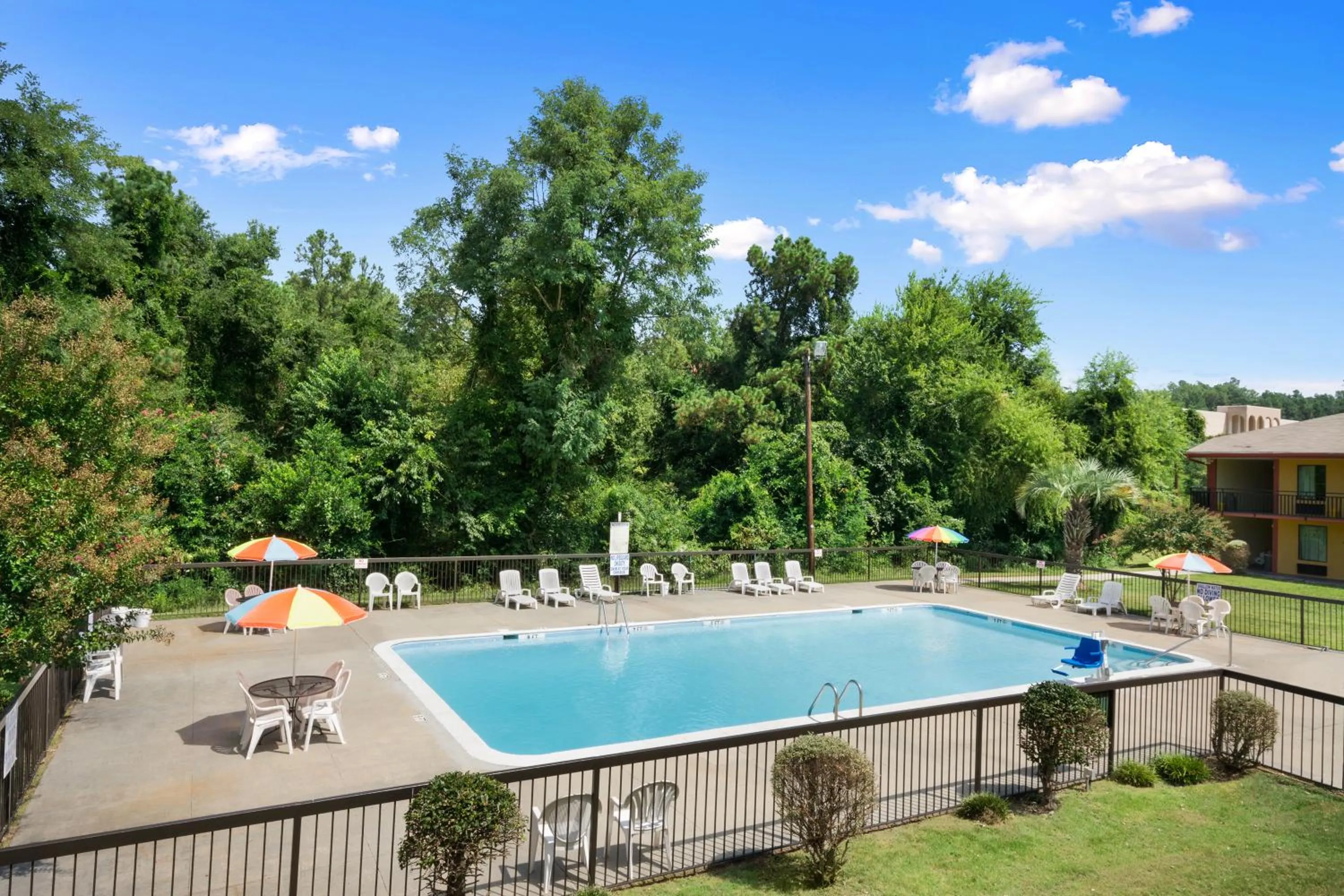 Swimming pool in Knights Inn Aiken