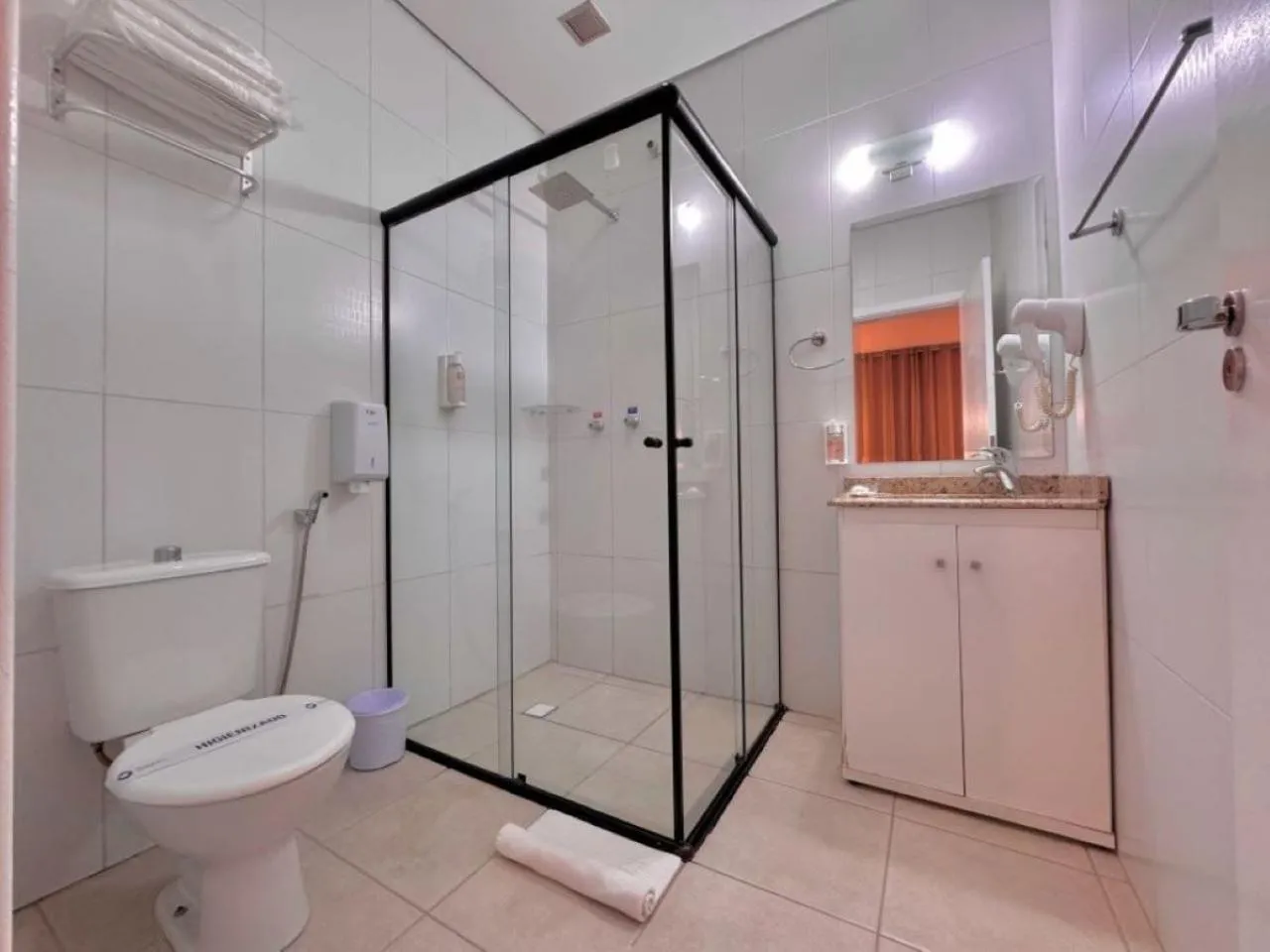 Toilet in Igaras Hotel