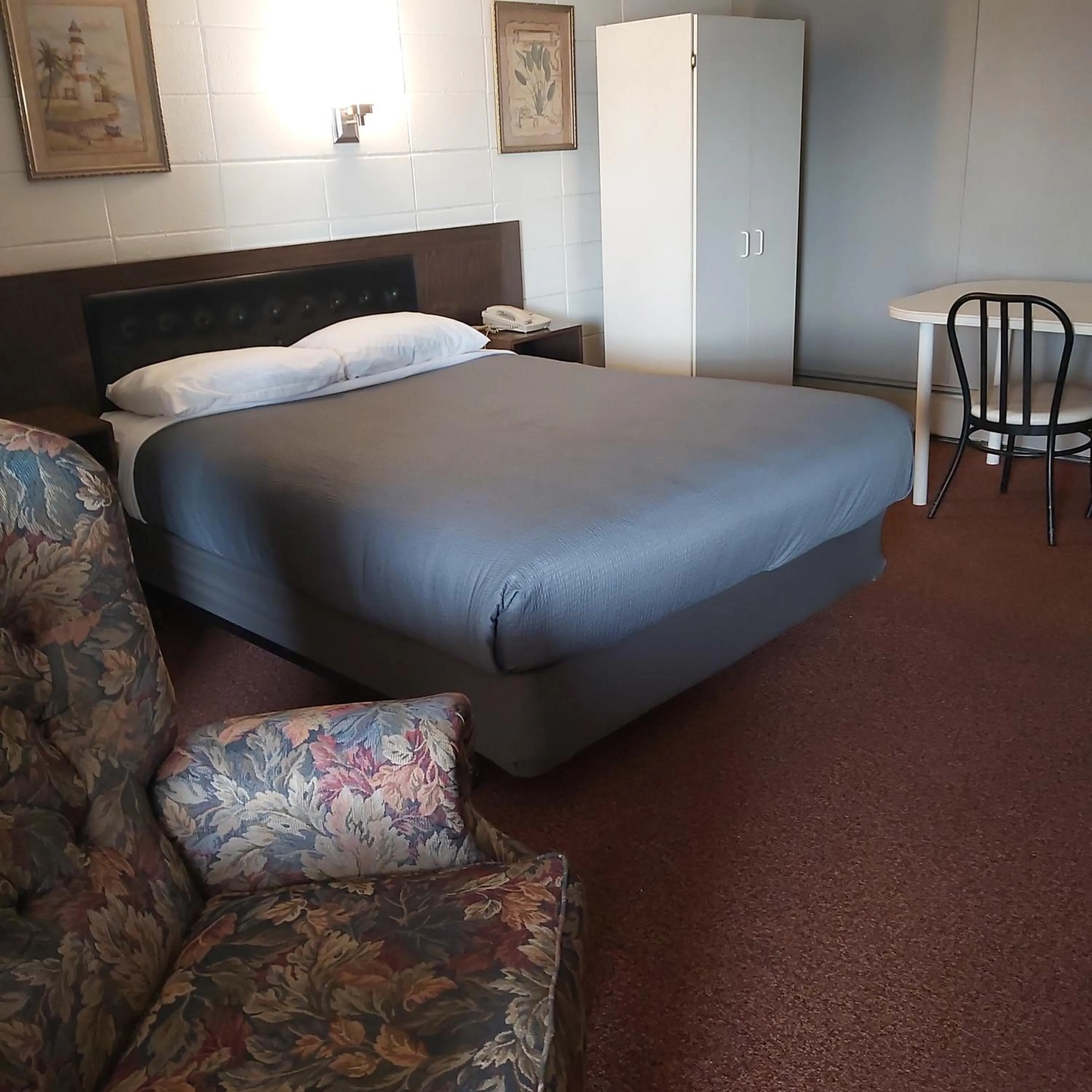 Bed in Alpine Lodge Motel & Restaurant