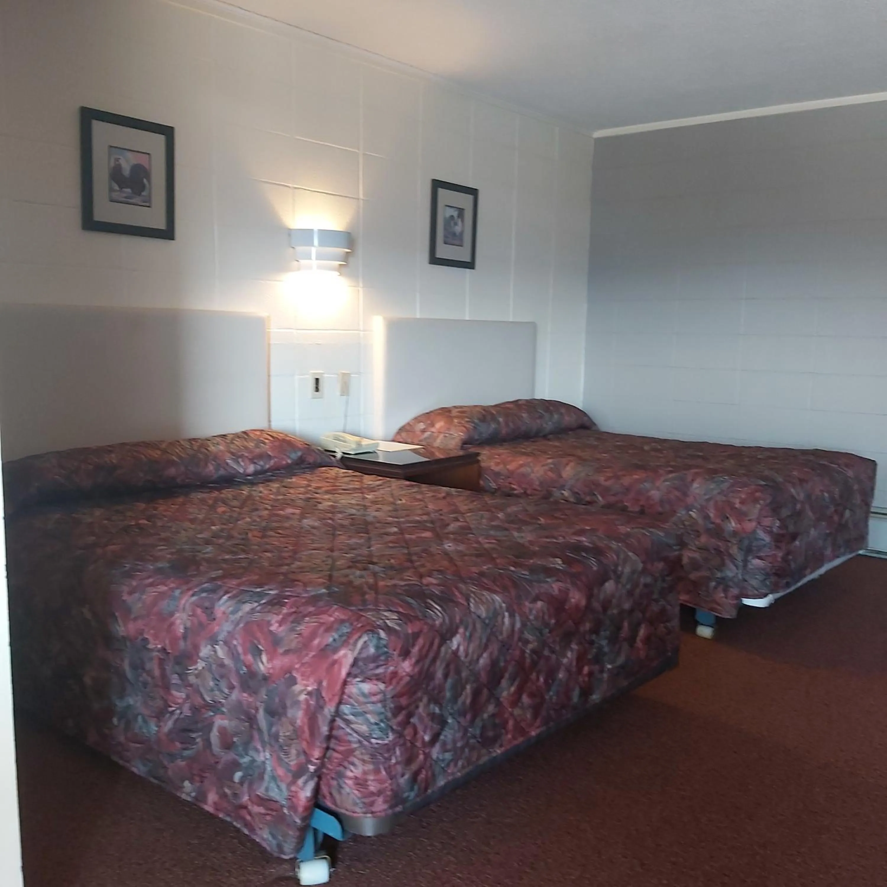 Bed in Alpine Lodge Motel & Restaurant