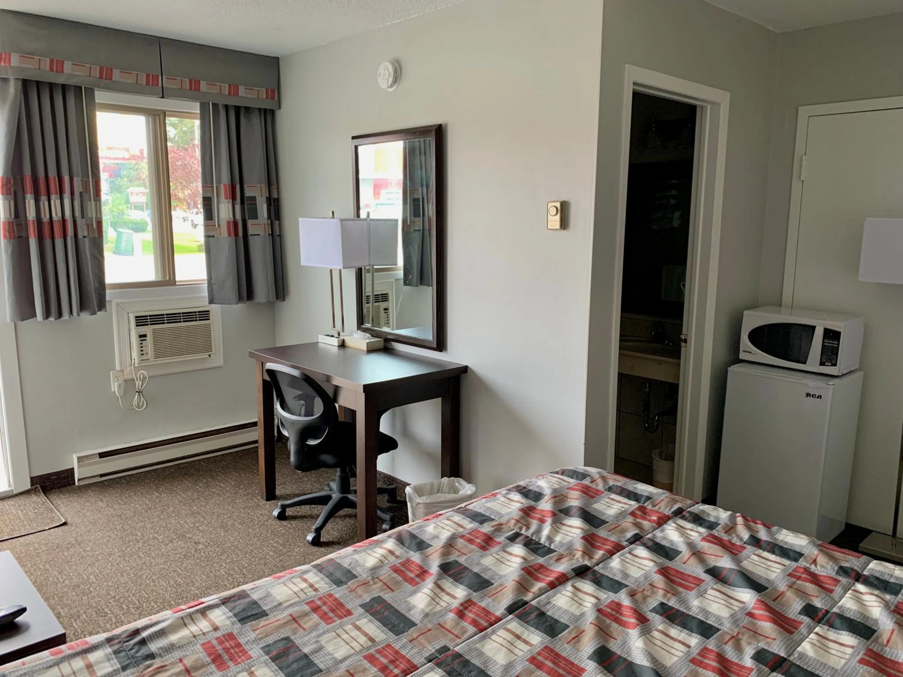 Photo of the whole room, Bed in Milestone Motel