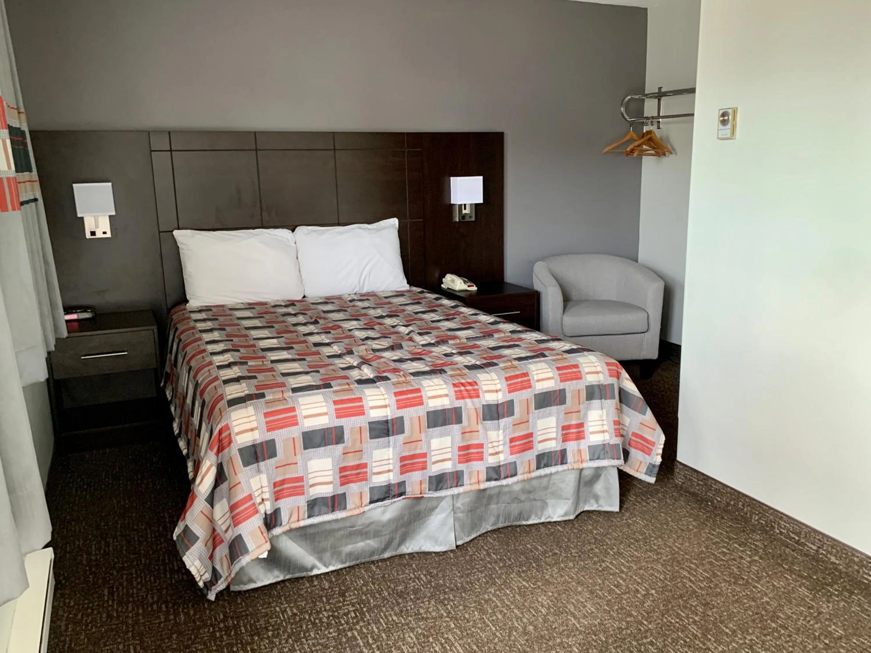 Bedroom, Bed in Milestone Motel