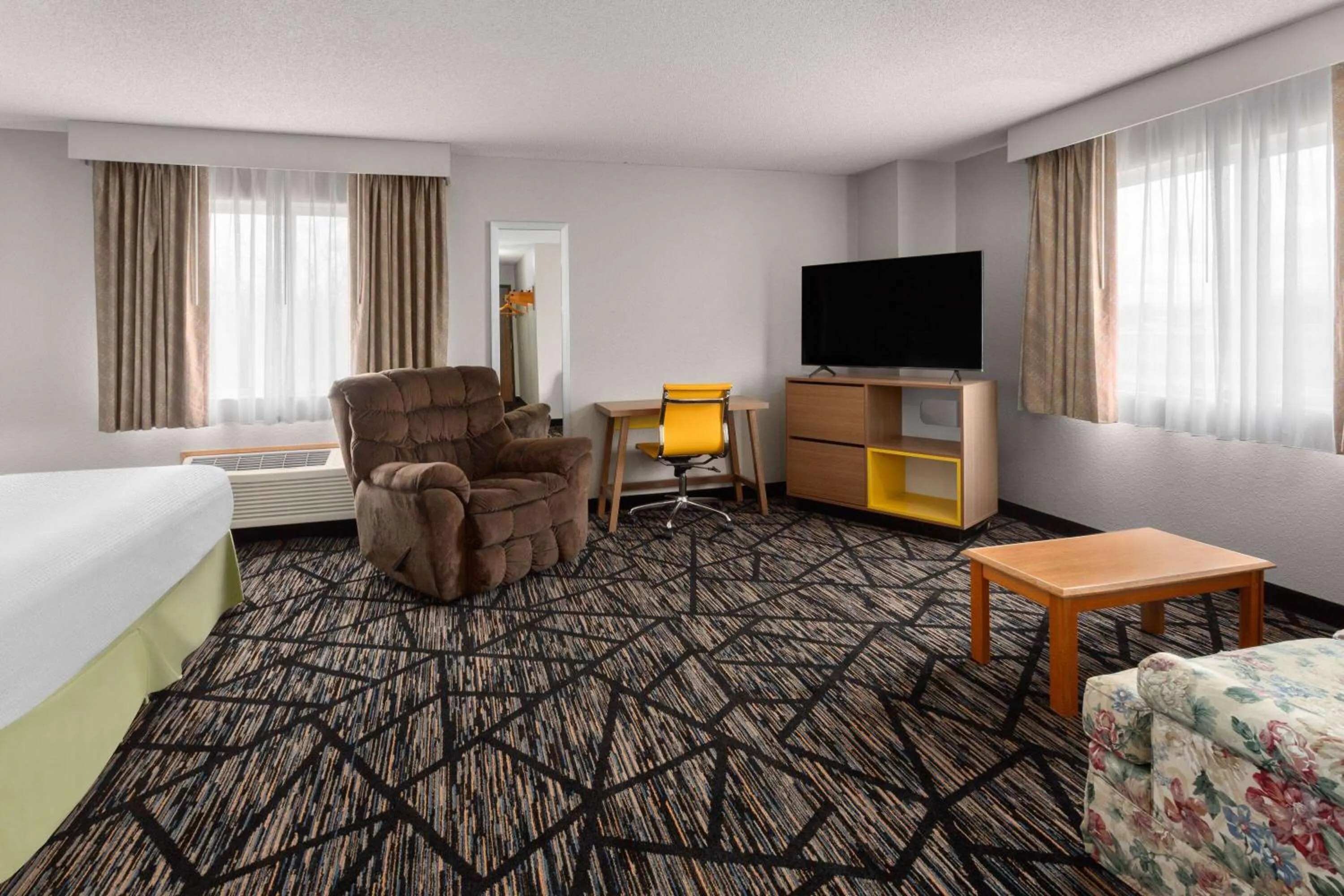 TV and multimedia in Days Inn by Wyndham Ogallala