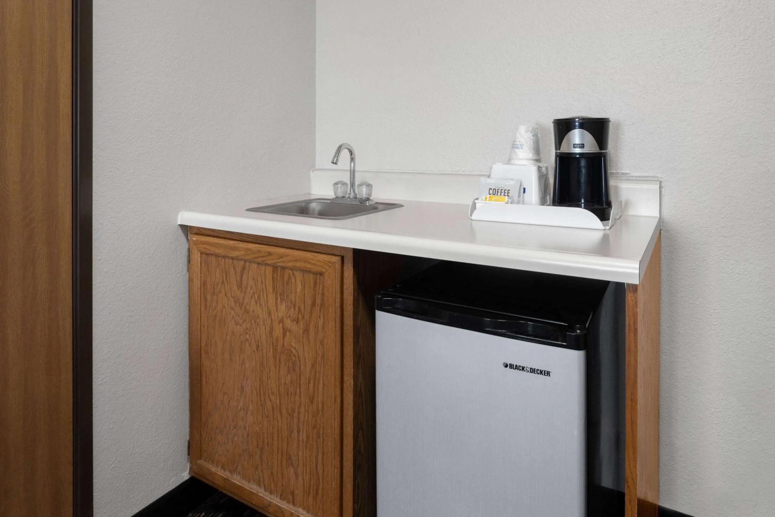 Coffee/tea facilities in Days Inn by Wyndham Ogallala
