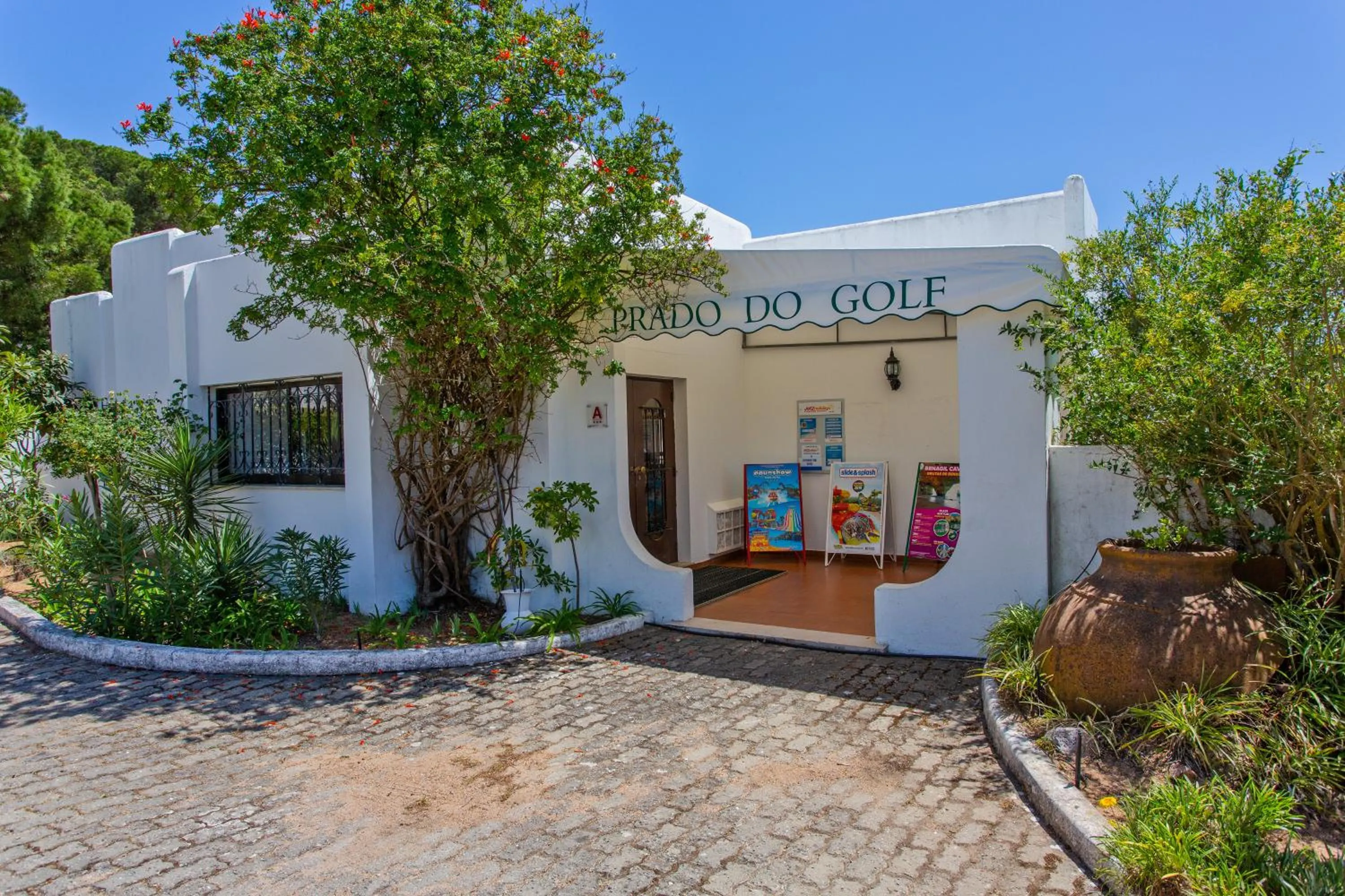 Property building in Prado do Golf