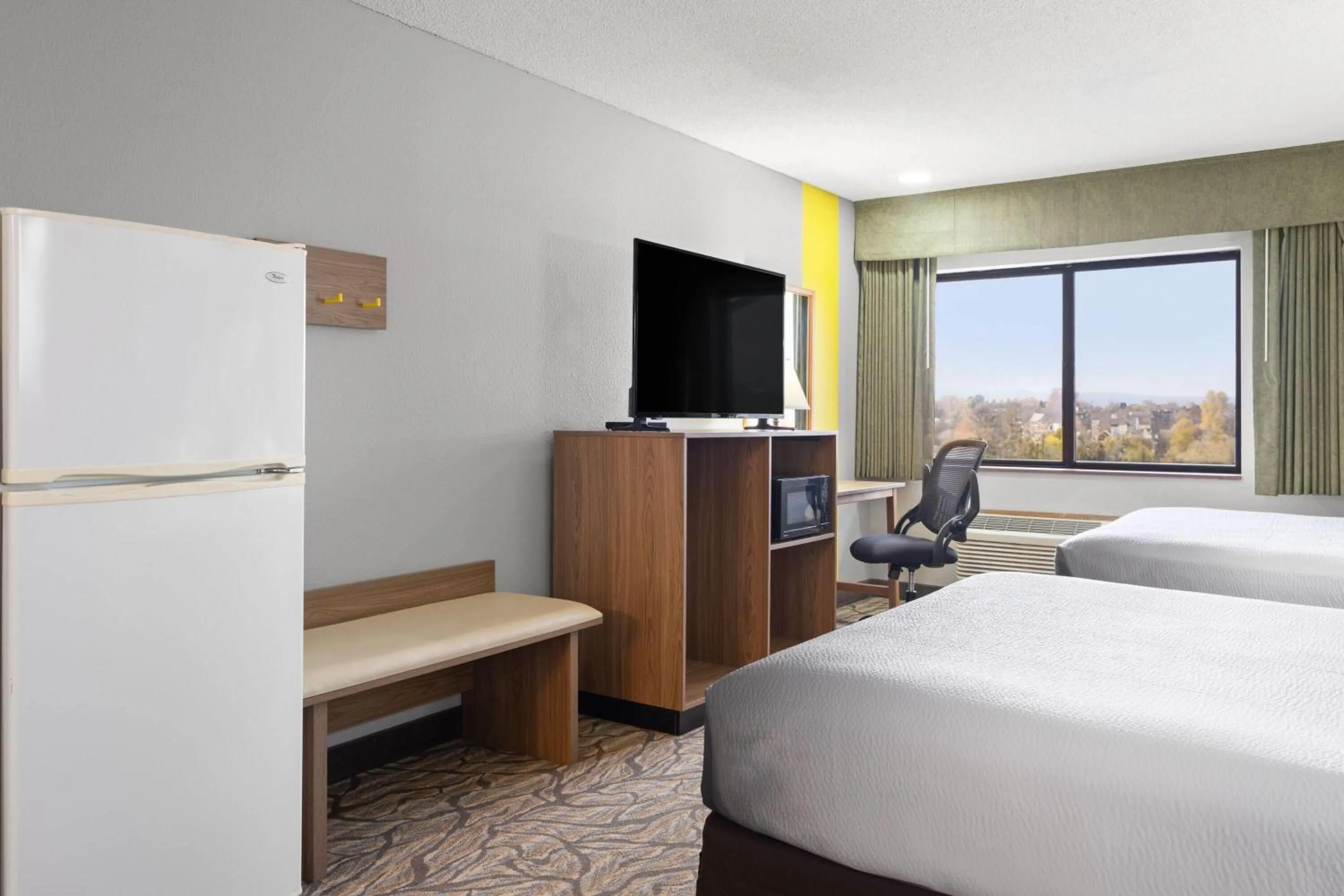 Photo of the whole room, Bed in Super 8 by Wyndham Baker City