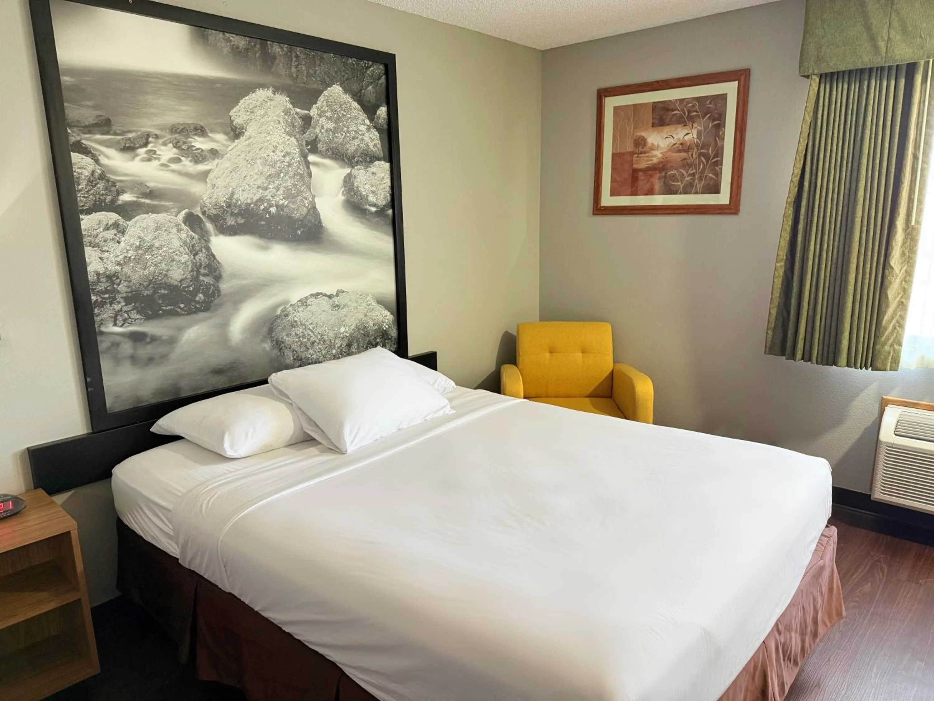 Bed in Super 8 by Wyndham Baker City