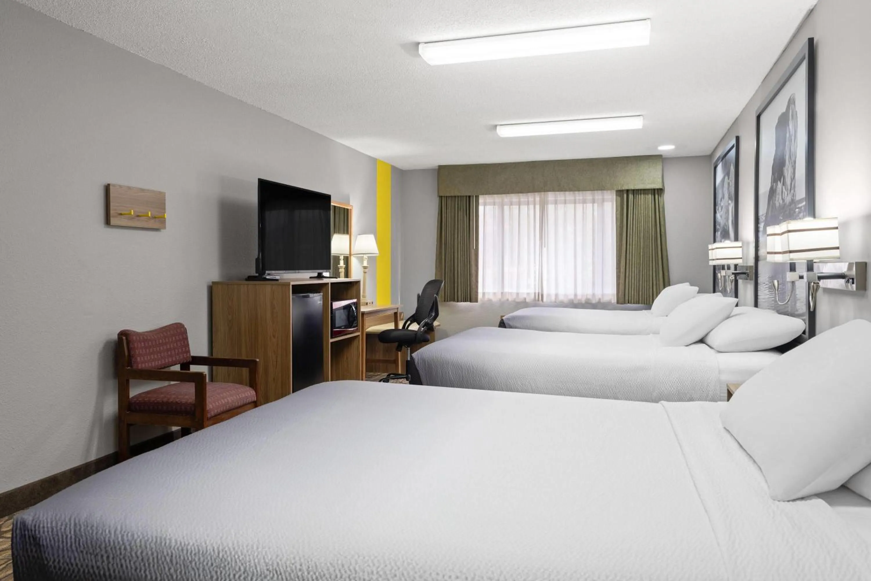 Photo of the whole room, Bed in Super 8 by Wyndham Baker City