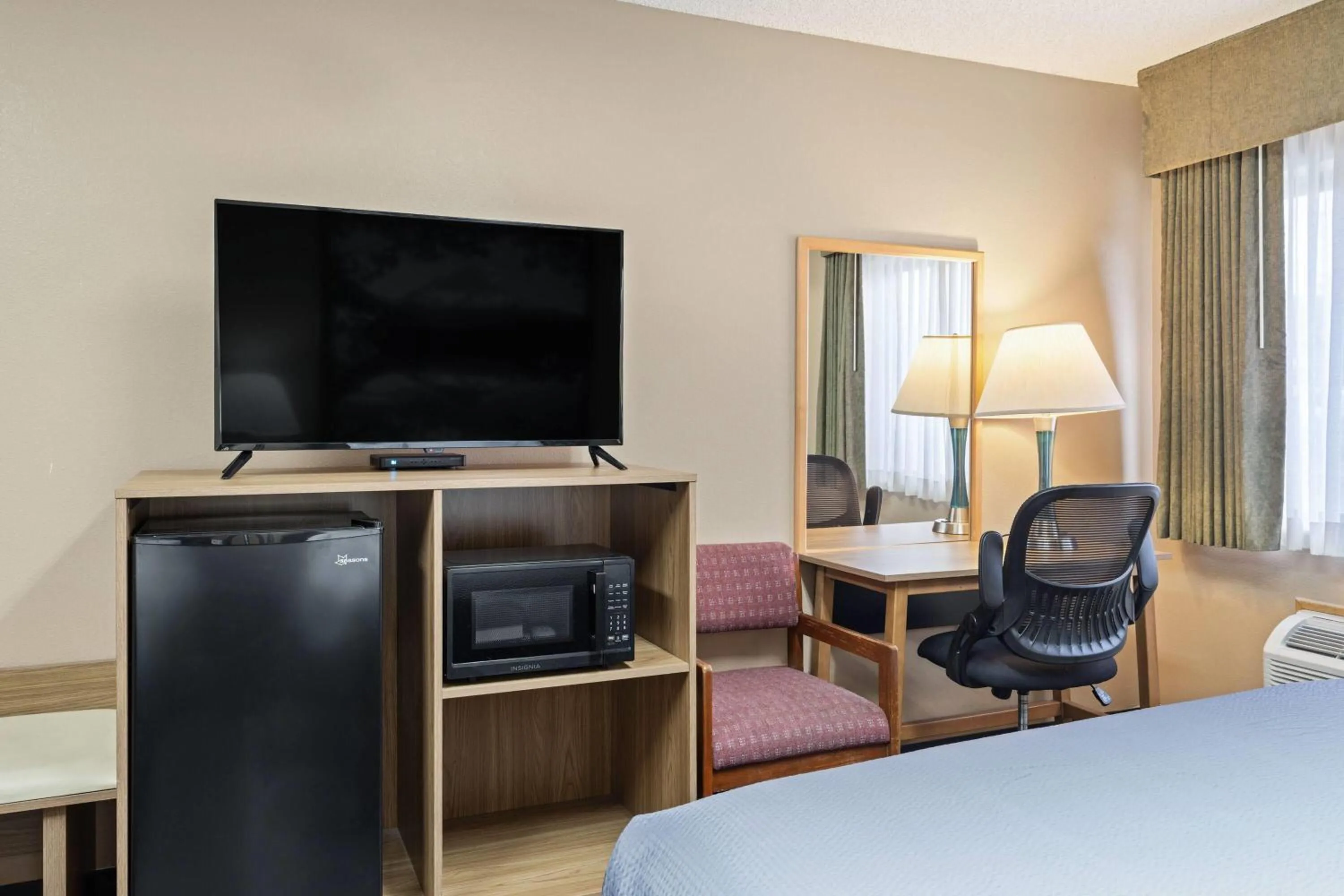 Photo of the whole room, Bed in Super 8 by Wyndham Baker City